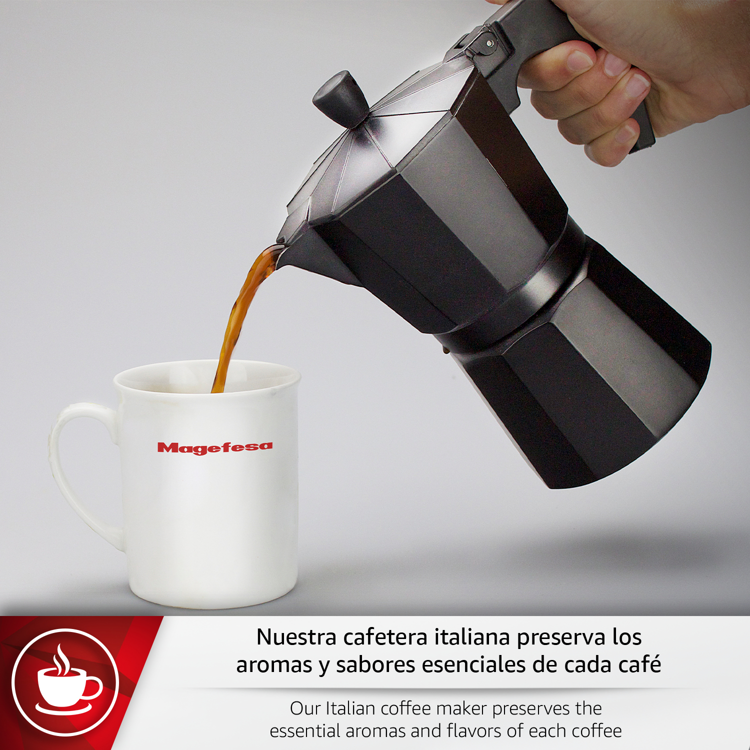 Una mano vierte café de una cafetera negra en una taza blanca con logo.