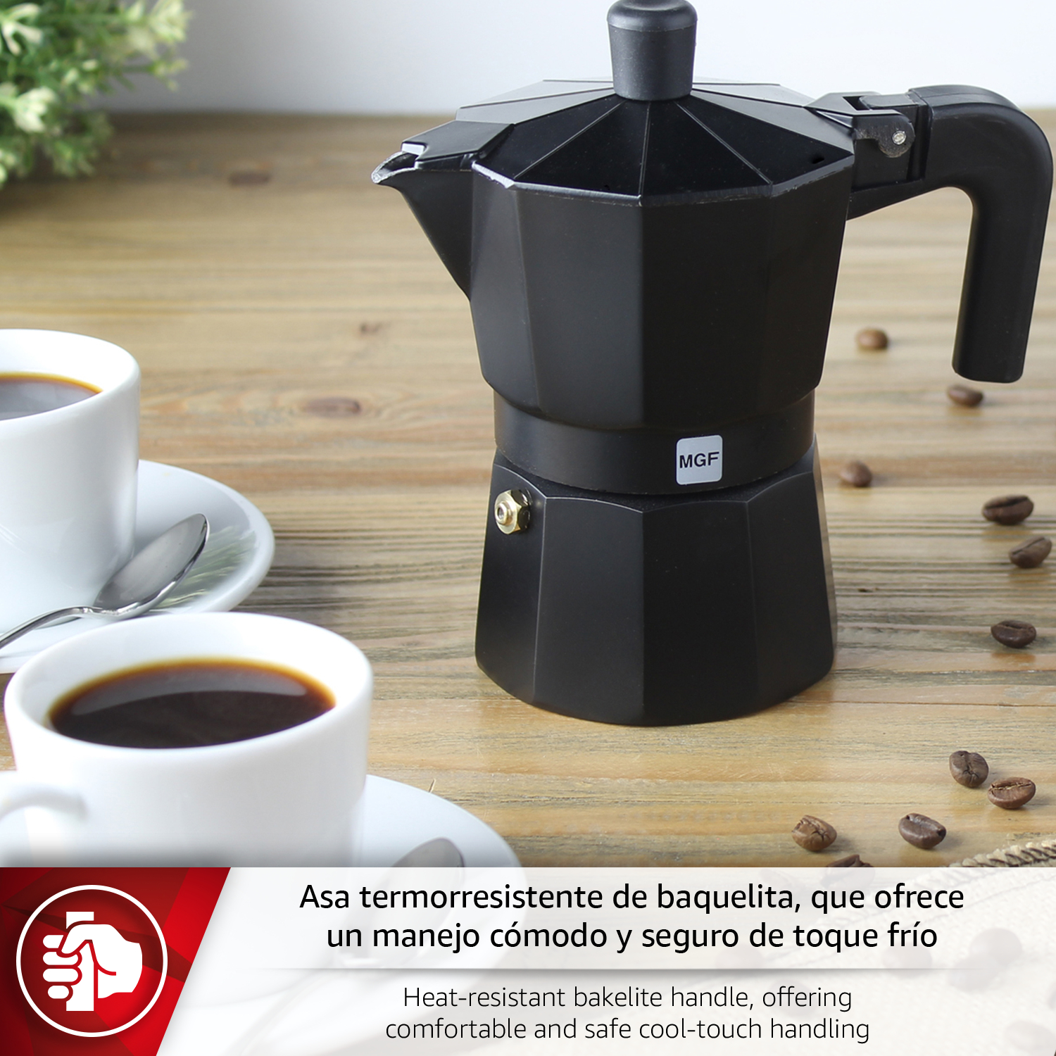 Cafetera MGF negra con dos tazas de café sobre mesa de madera.