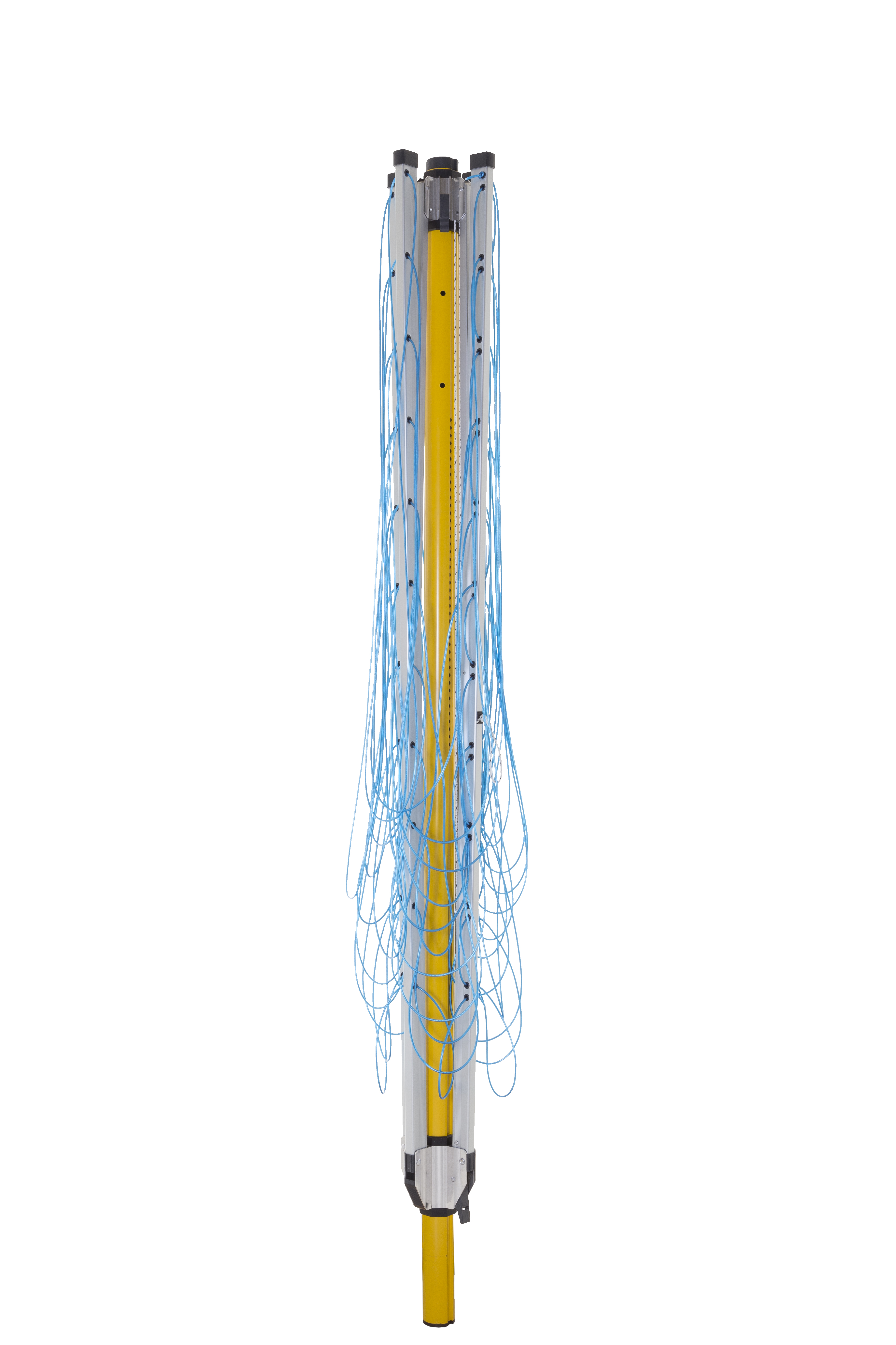 Ein zusammengeklappter, silberner und gelber Mast mit vielen blauen Schnüren.