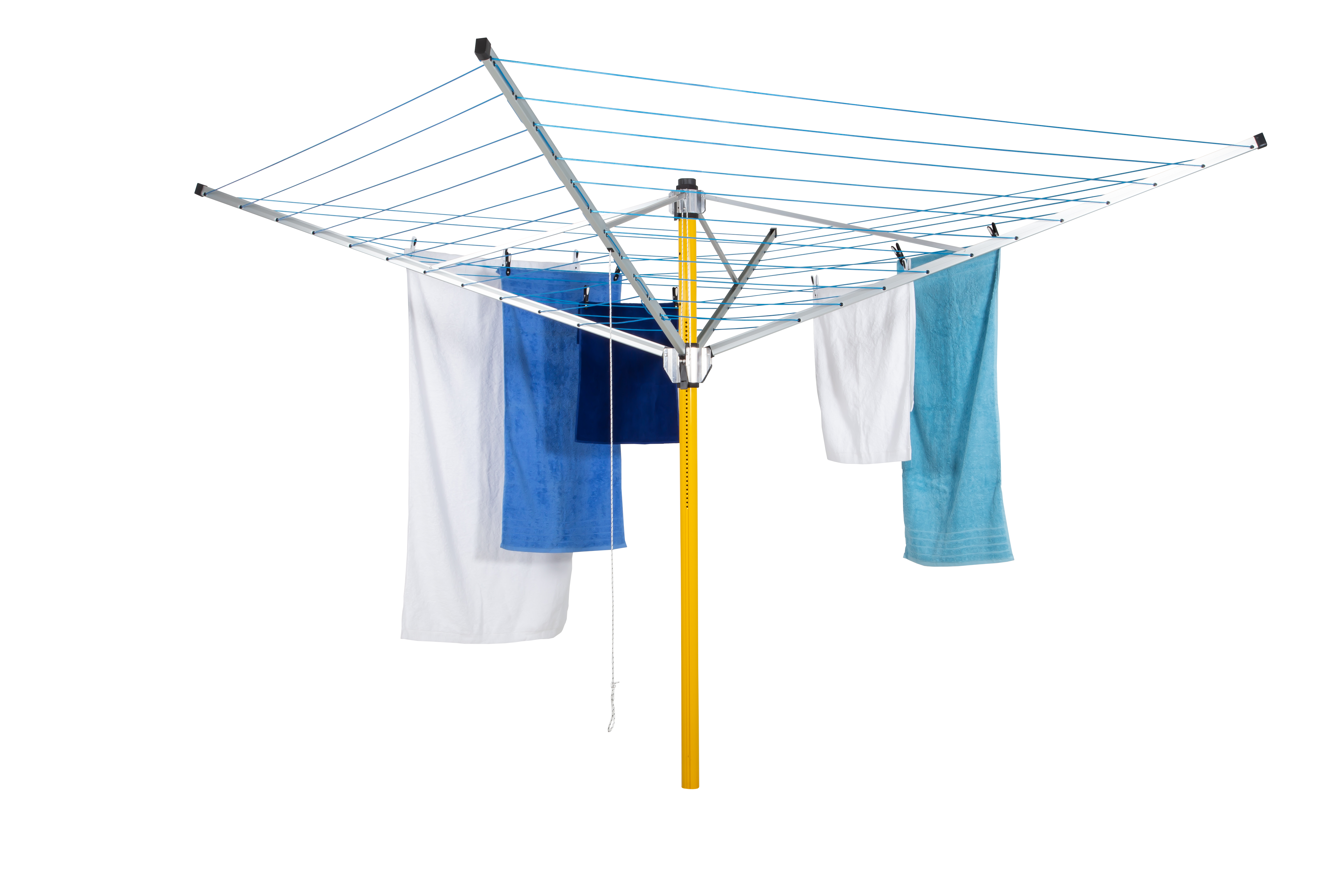 Ein ausklappbarer Wäscheständer mit blauen und weißen Handtüchern.