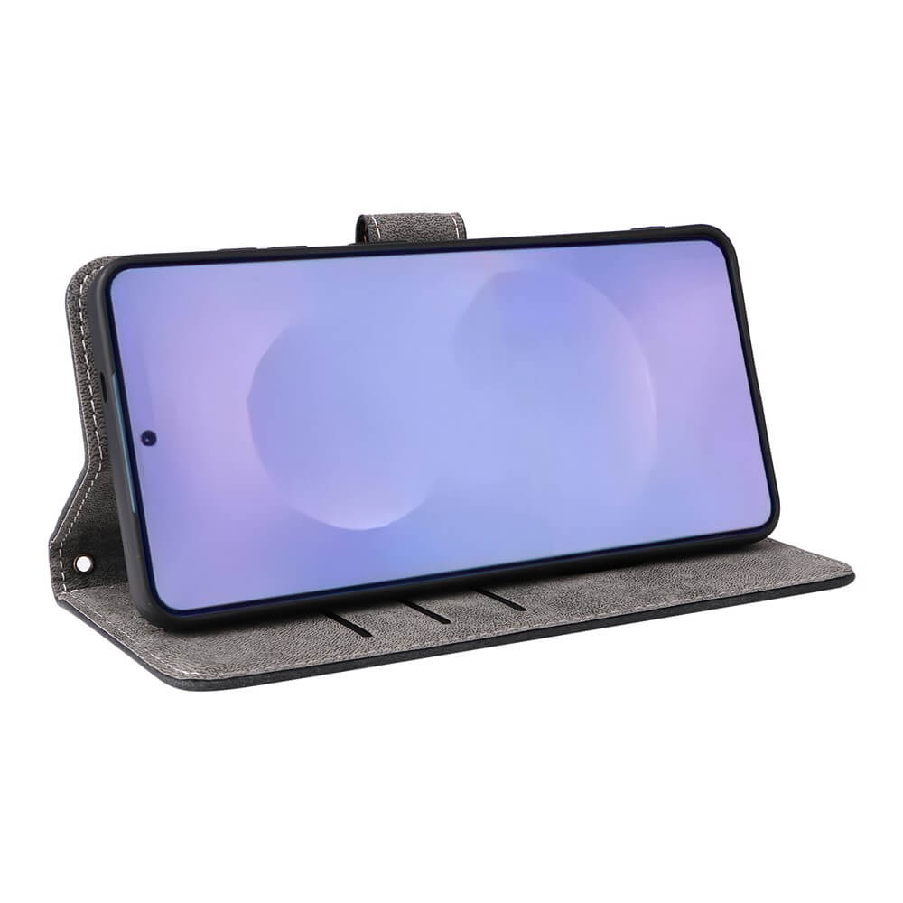 Smartphone grigio in una custodia aperta con schermo blu.