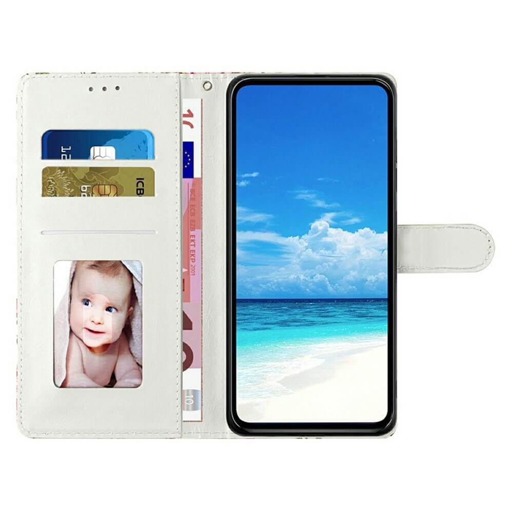 Custodia per telefono aperta con foto di bambino, carte e banconote.
