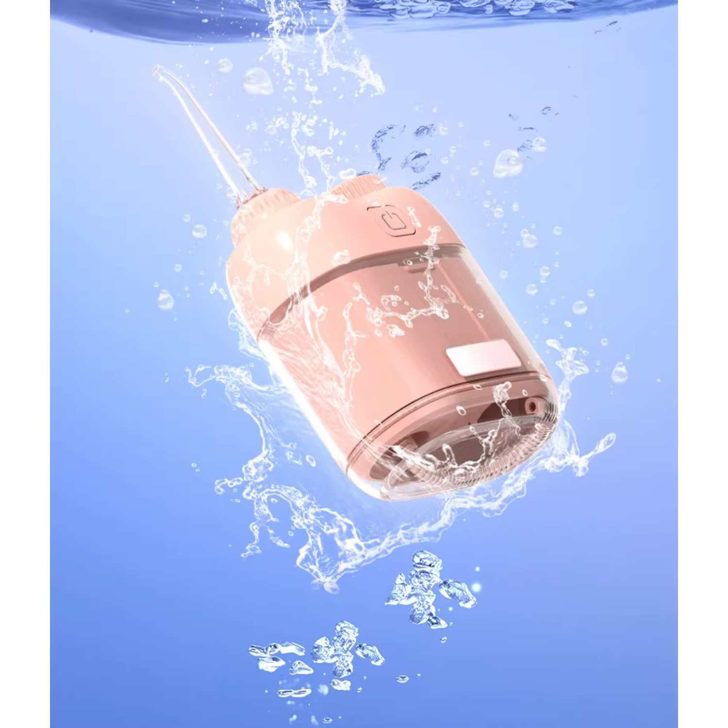 Ein rosafarbener Wasserdrahtreiniger taucht in blaues Wasser ein, mit Spritzern.