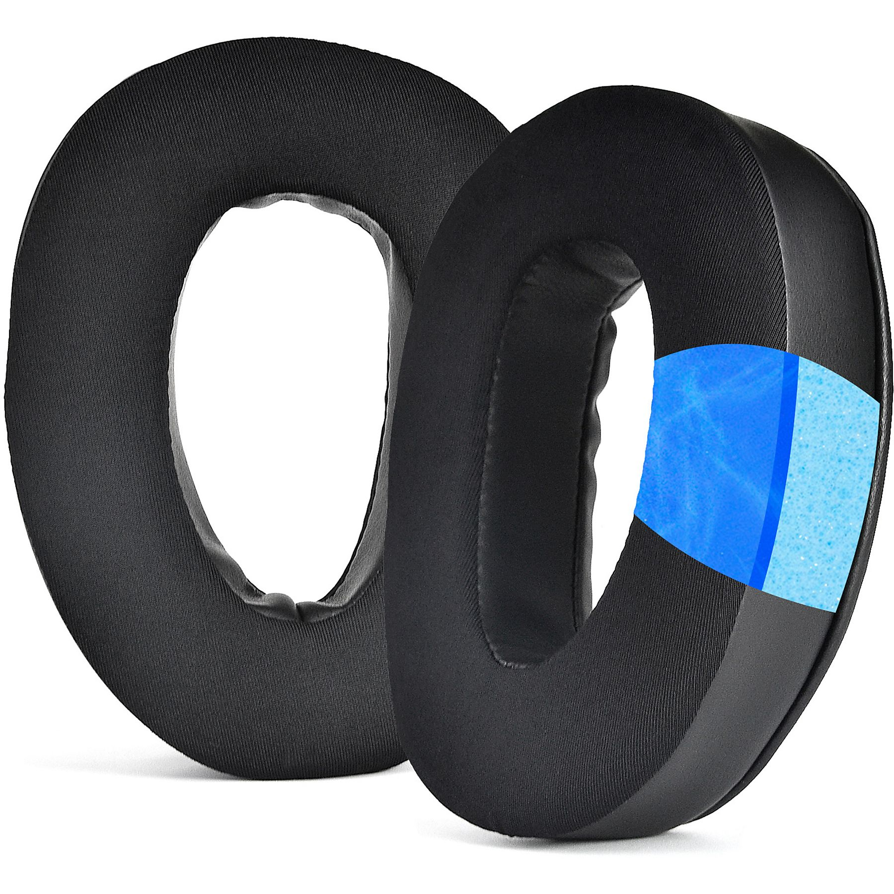 Zwei schwarze Ohrpolster, eines zeigt blaue Schaumstoffschicht.