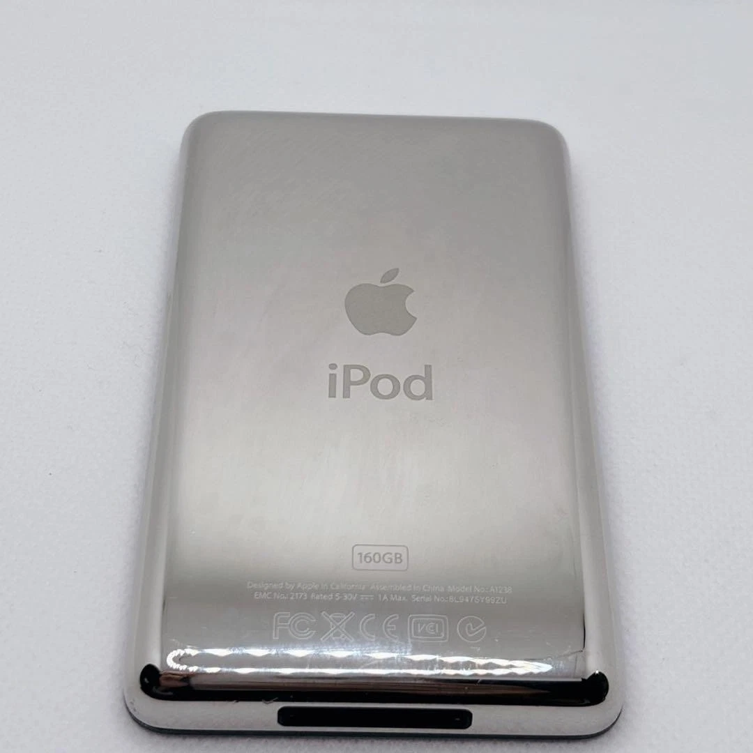 Rückseite eines silbernen iPods mit Apple-Logo und iPod-Schriftzug.