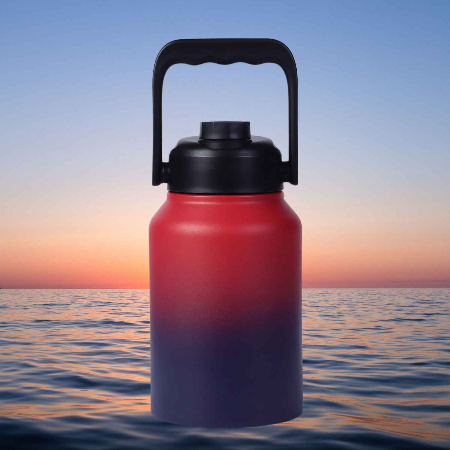 Eine rote und violette Trinkflasche mit schwarzem Griff vor einem Sonnenuntergang über dem Meer.