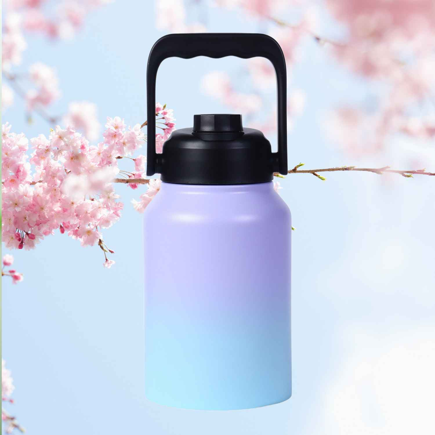 Lila-blaue Wasserflasche mit schwarzem Griff vor Kirschblüten und blauem Himmel.