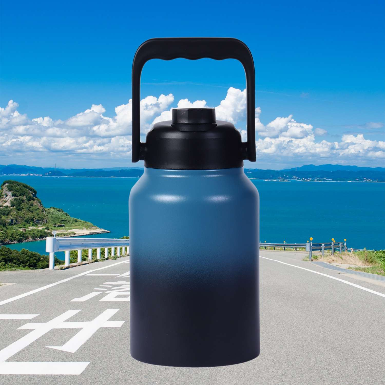 Eine blaue und schwarze Thermoskanne steht auf einer Straße mit Blick aufs Meer.