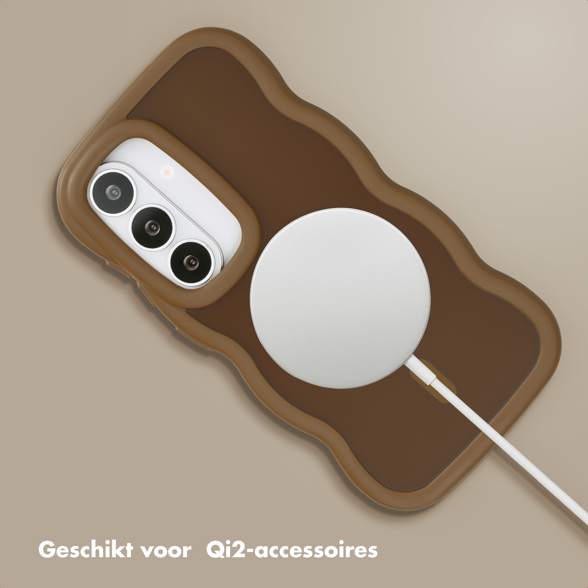 Bruine telefoonhoes met witte Qi2-lader en camera.