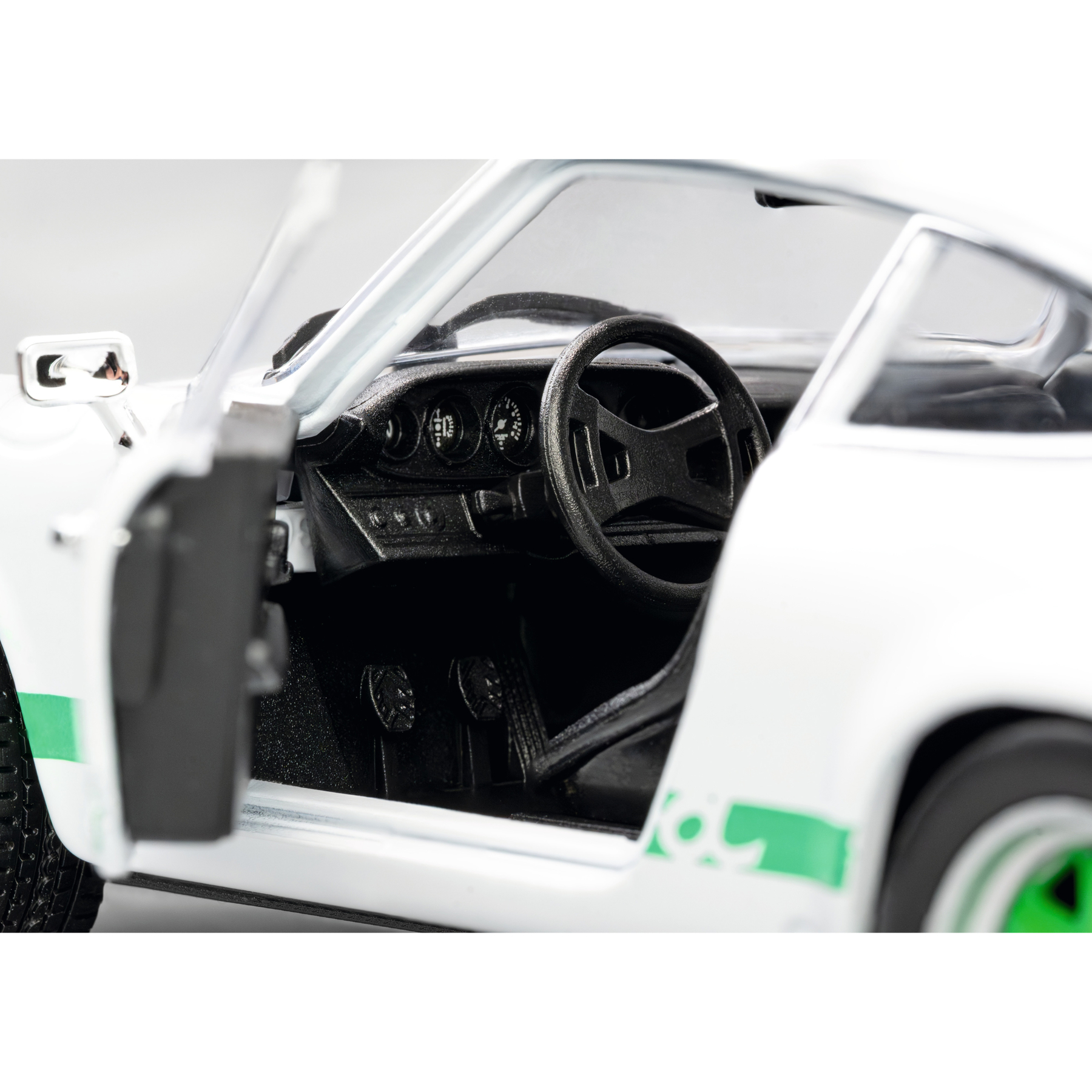 Detailansicht des Innenraums eines weißen Porsche mit grünen Streifen.