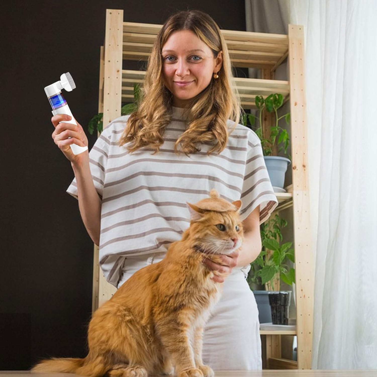 Frau hält Inhalator neben orangefarbener Katze mit kleinem Hut. Pflanzen im Regal.