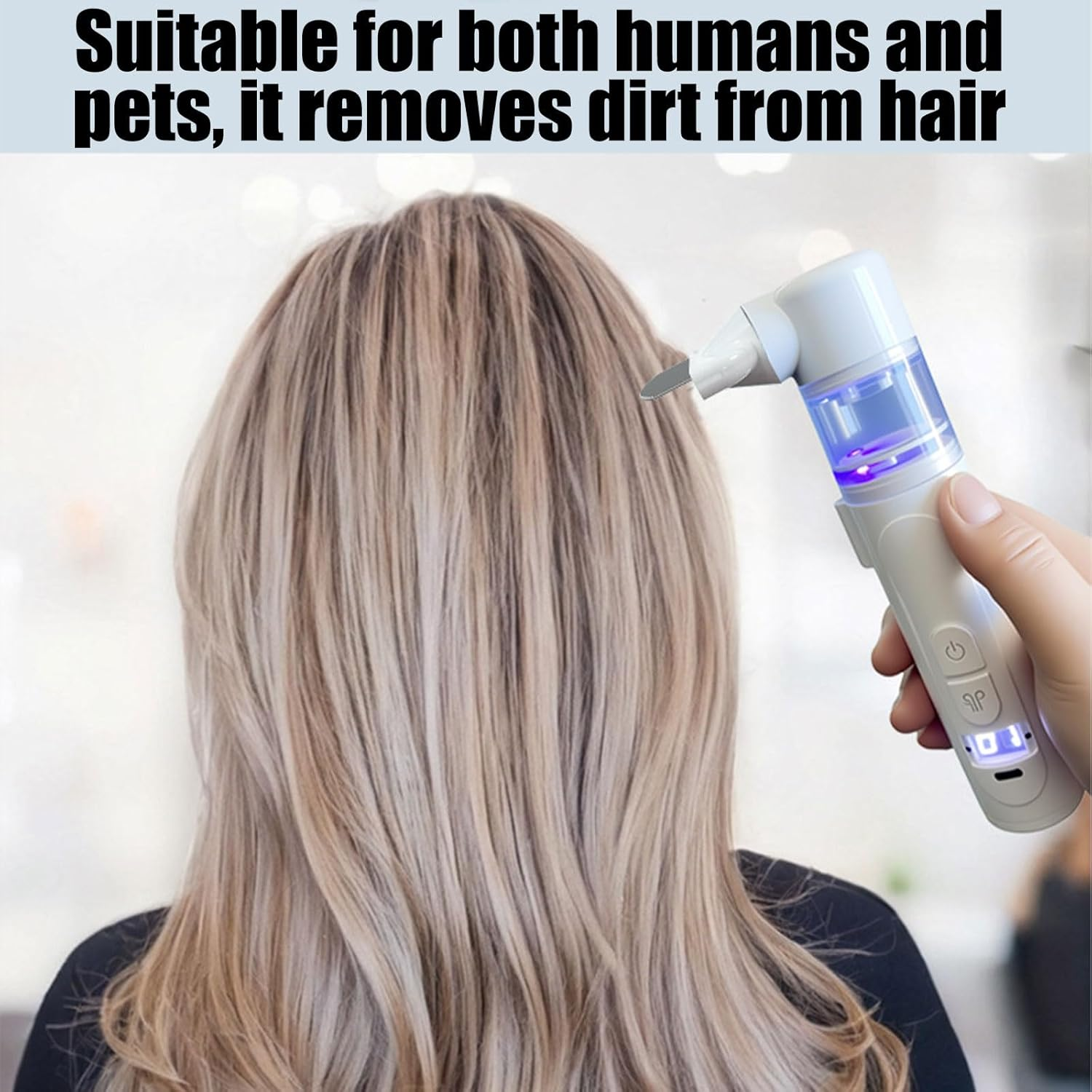 Ein Mann hält ein Gerät mit blauem Licht über blondes Haar.