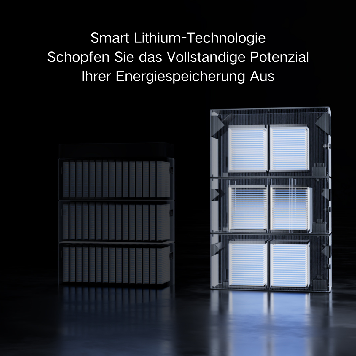 Zwei Batteriespeicher nebeneinander, einer geschlossen, der andere mit sichtbaren Zellen.