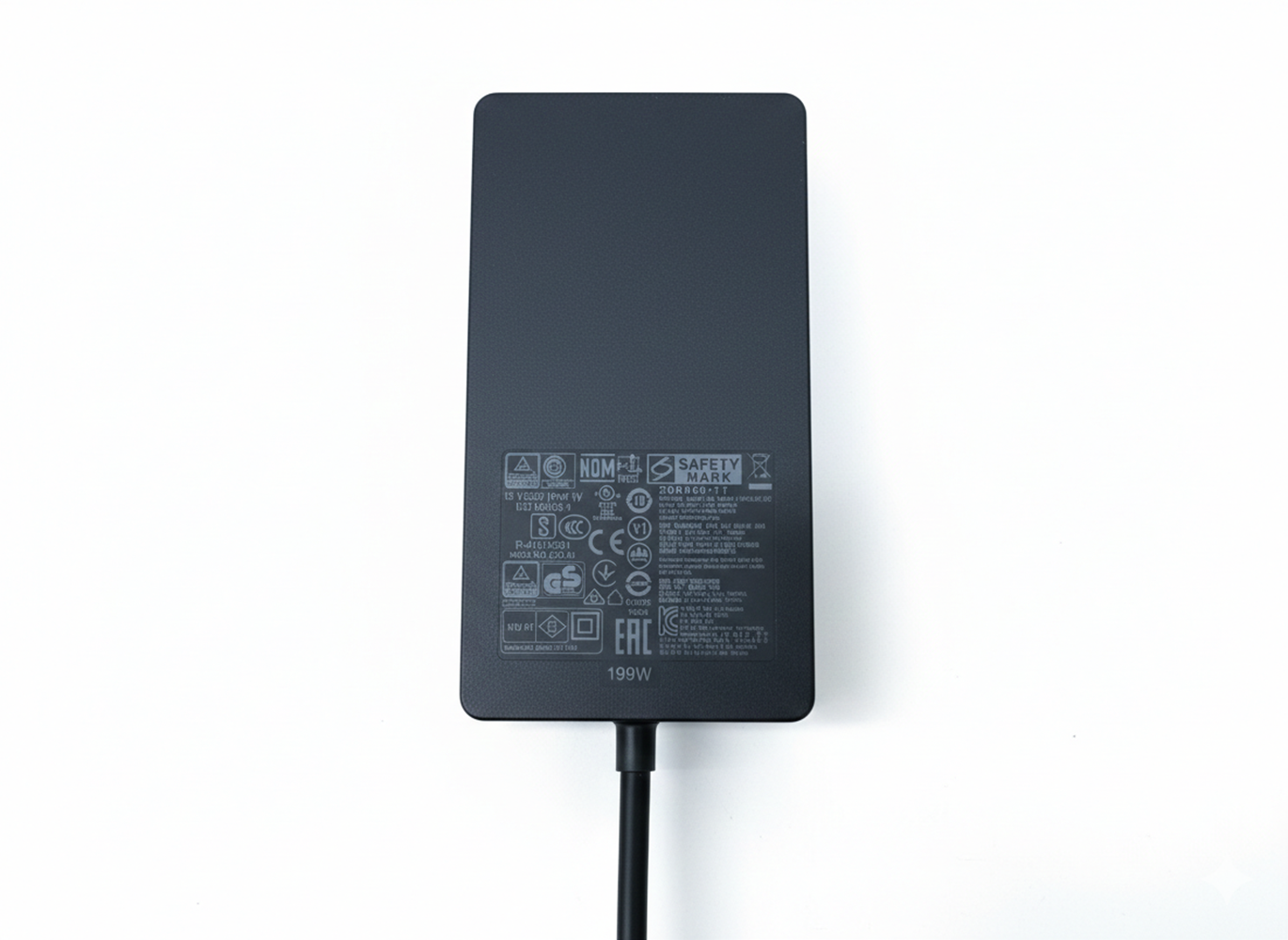 Schwarzer Netzteil-Adapter mit 199W Angabe und diversen Sicherheitszertifikaten.