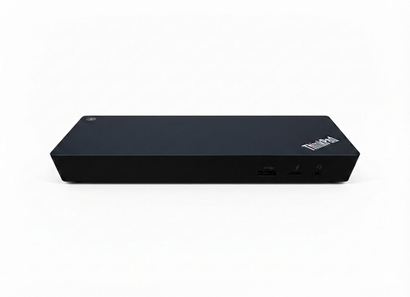 Ein schwarzer, rechteckiger Computer-Dockingstation mit ThinkPad-Logo.