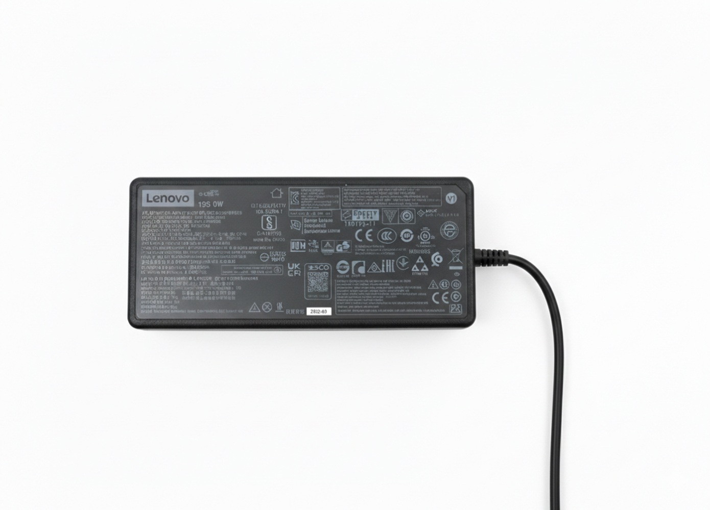 Ein schwarzer Lenovo Laptop-Netzteil mit einem Kabel auf weißem Hintergrund.