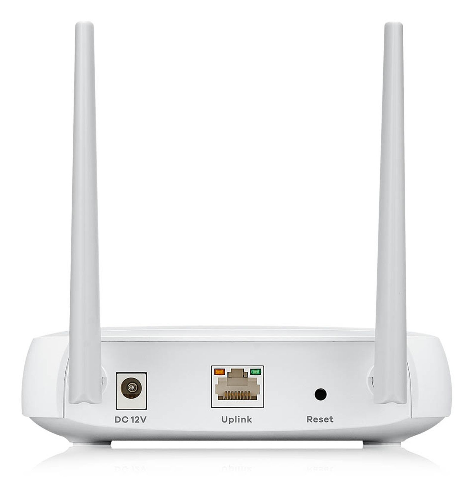 Ein weißer Router mit zwei Antennen, DC 12V-Anschluss, Uplink-Port und Reset-Taste.