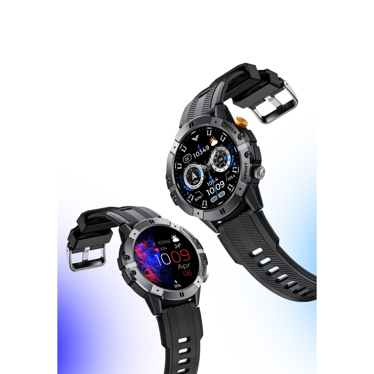 Zwei schwarze Smartwatches mit runden Zifferblättern und schwarzen Armbändern auf blau-weißem Hintergrund.