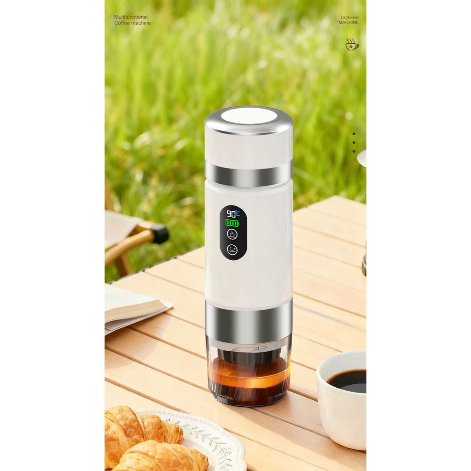 Weiße Kaffeemaschine mit digitaler Anzeige auf Holztisch, neben Croissants und Kaffee.