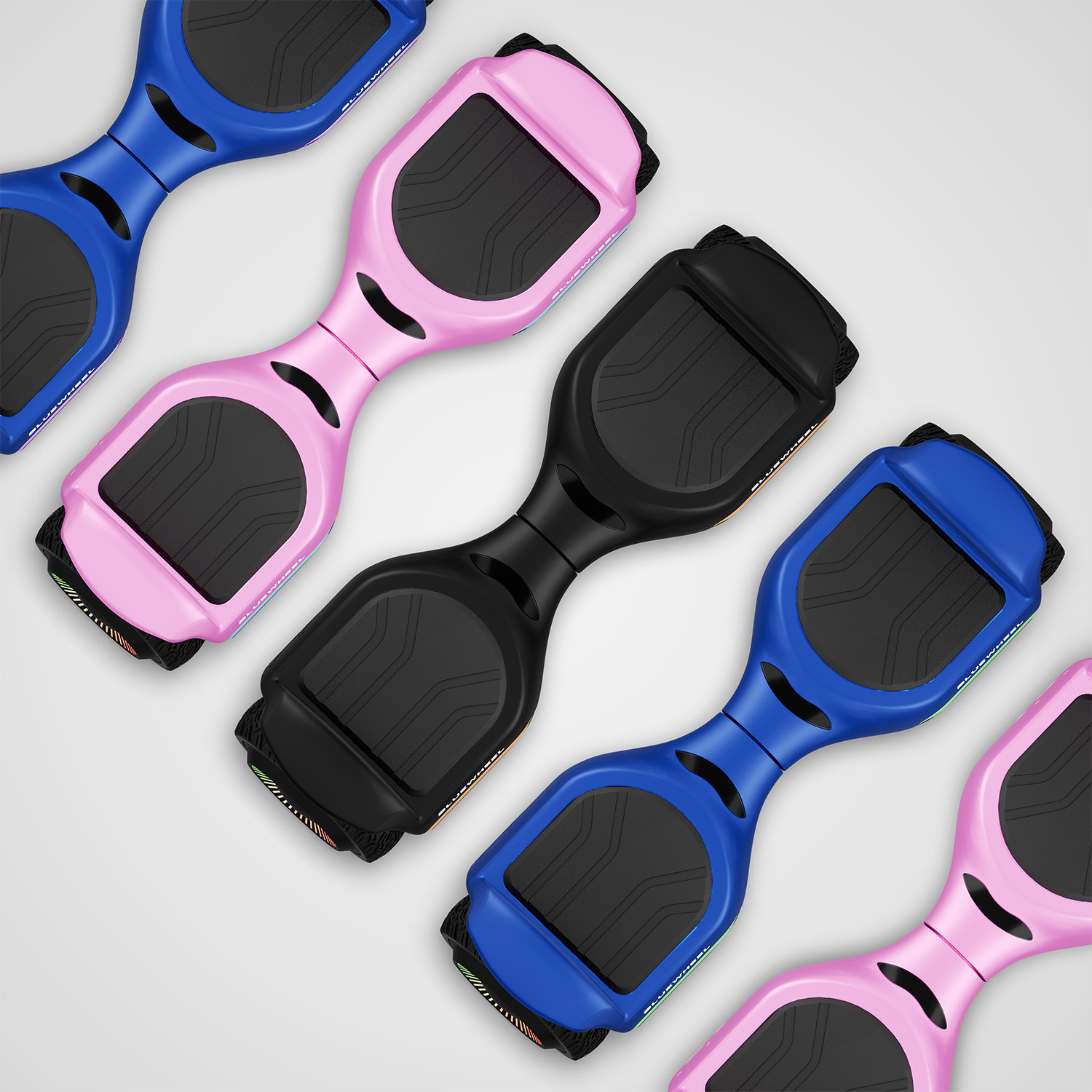 Mehrere Hoverboards in Blau, Rosa und Schwarz liegen auf einem hellgrauen Hintergrund.
