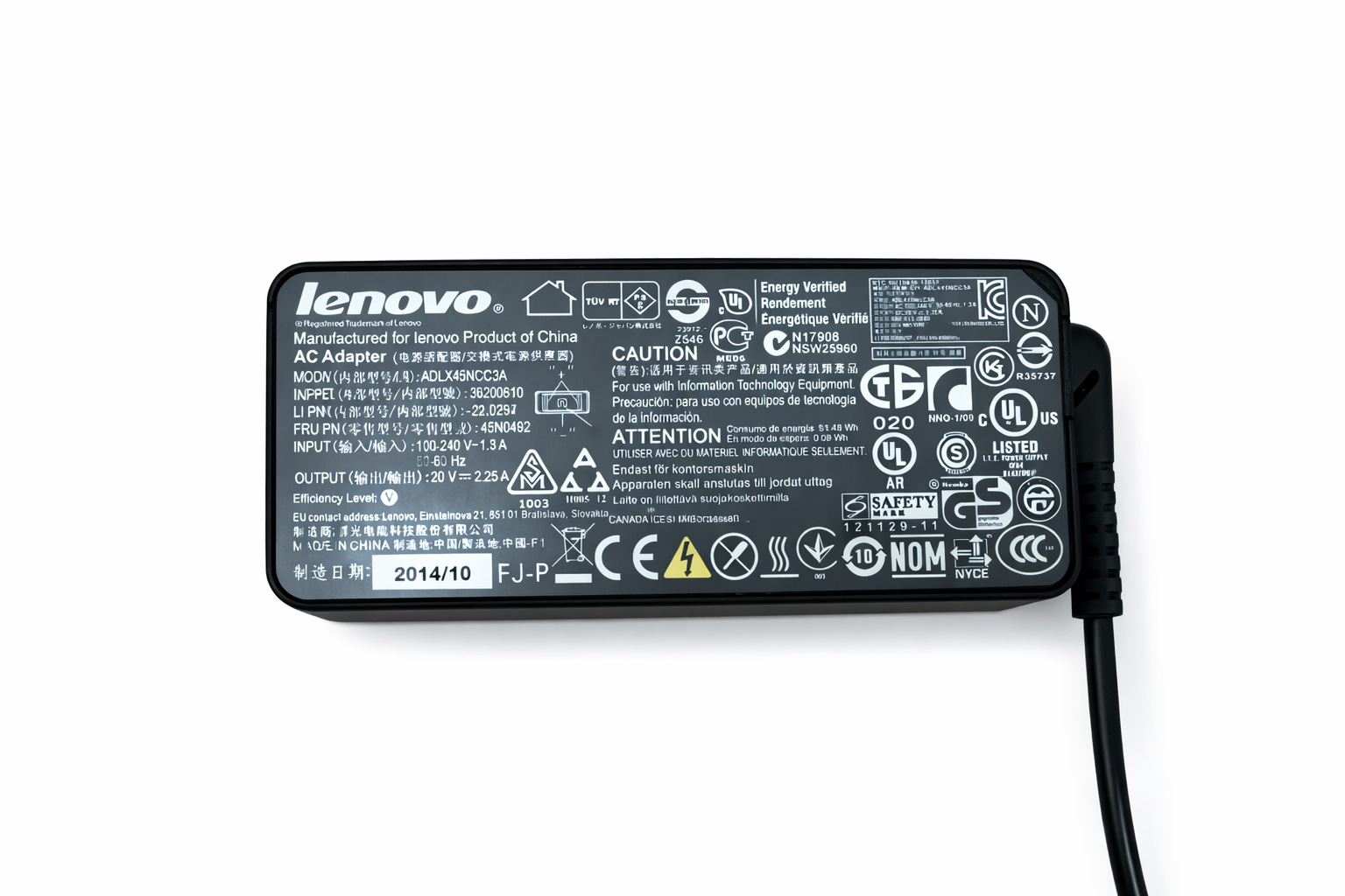 Ein schwarzes Lenovo Netzteil mit vielen Zertifizierungslogos und Modellnummern.