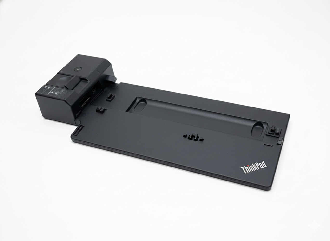 Eine schwarze Lenovo ThinkPad Dockingstation mit Anschlüssen und einem Laptop-Dockingbereich.