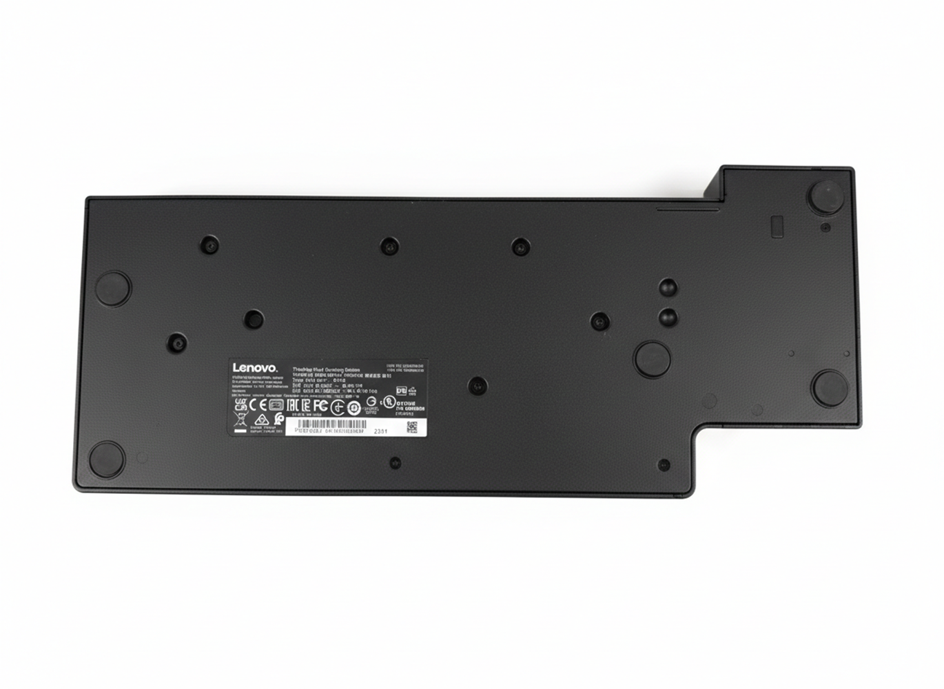 Unterseite einer schwarzen Lenovo-Tastatur mit Gumminoppen und Zertifizierungsmarkierungen.