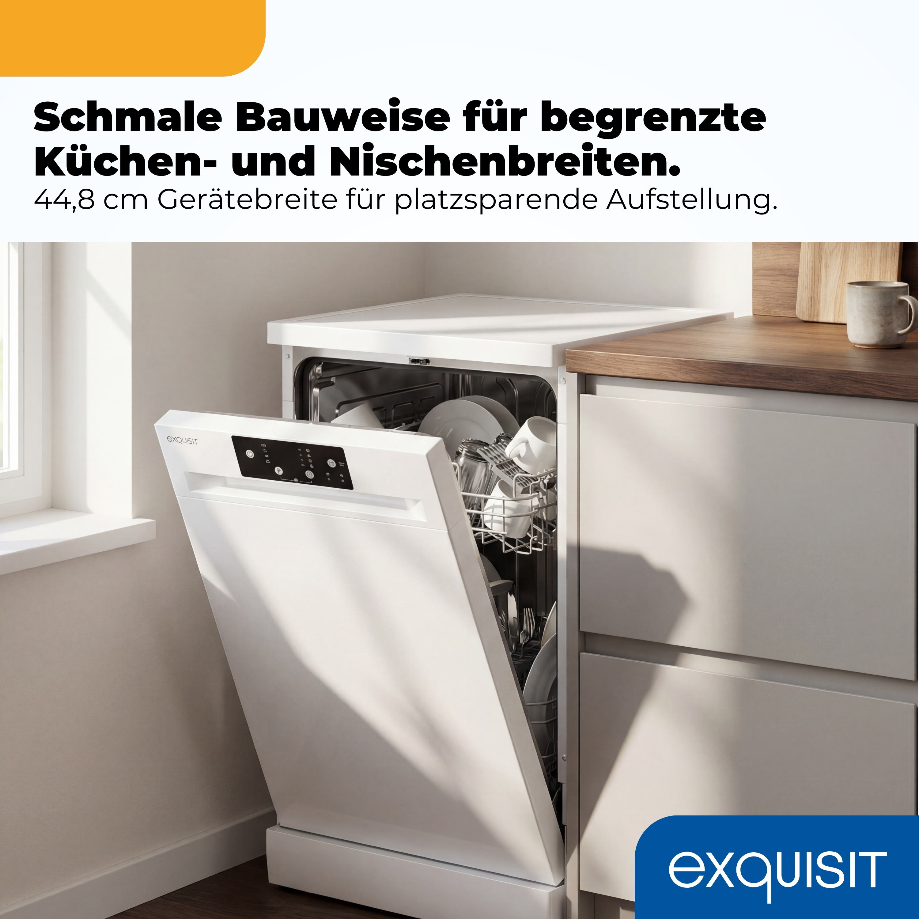 Weiße Spülmaschine mit geöffneter Tür, innen Geschirr. Kche.