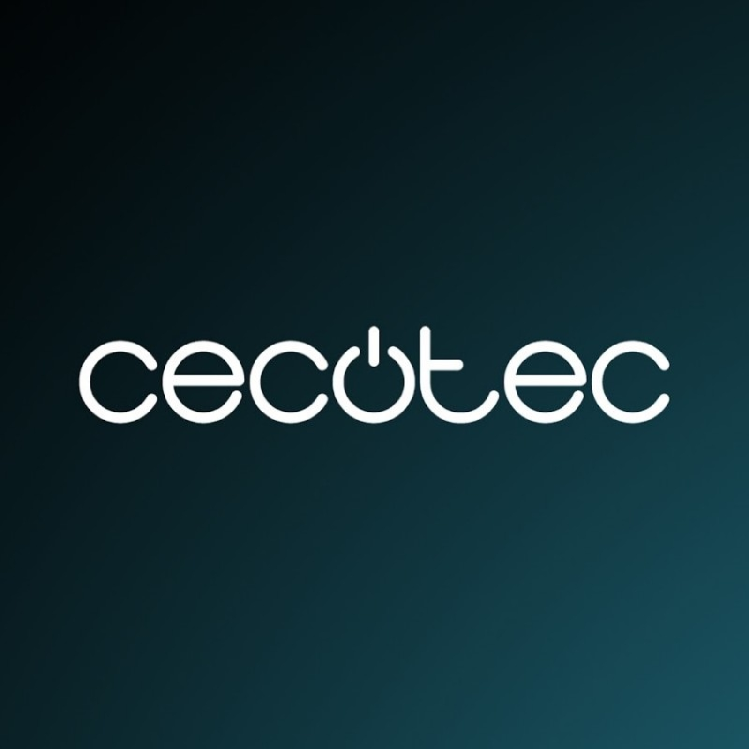 Il logo Cecotec in bianco su uno sfondo scuro e sfocato.