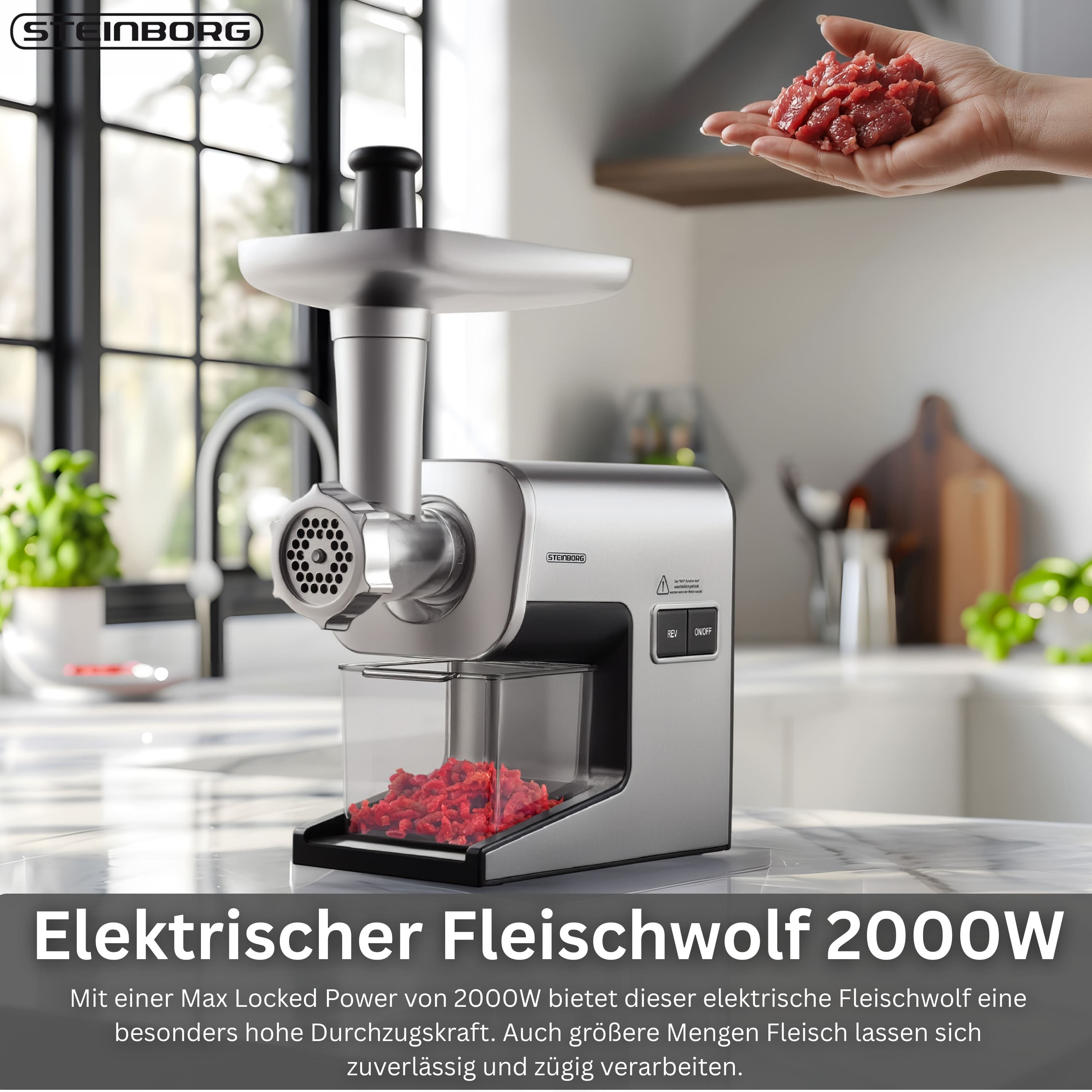 Silberner Fleischwolf mit Gehäuse aus Edelstahl, gefüllt mit rotem Hackfleisch.