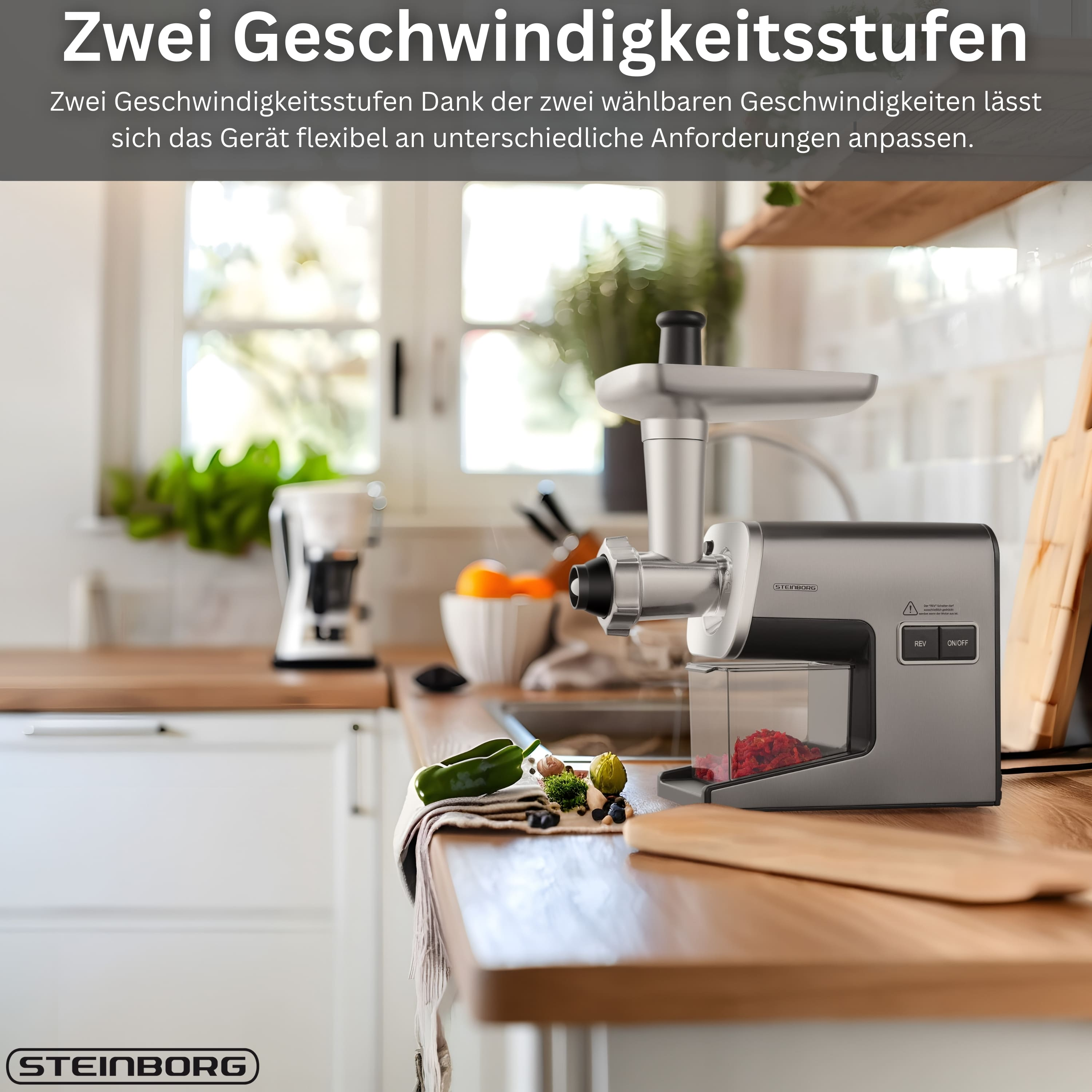 Ein Fleischwolf auf einer Arbeitsplatte mit Gemüse und Gewürzen.