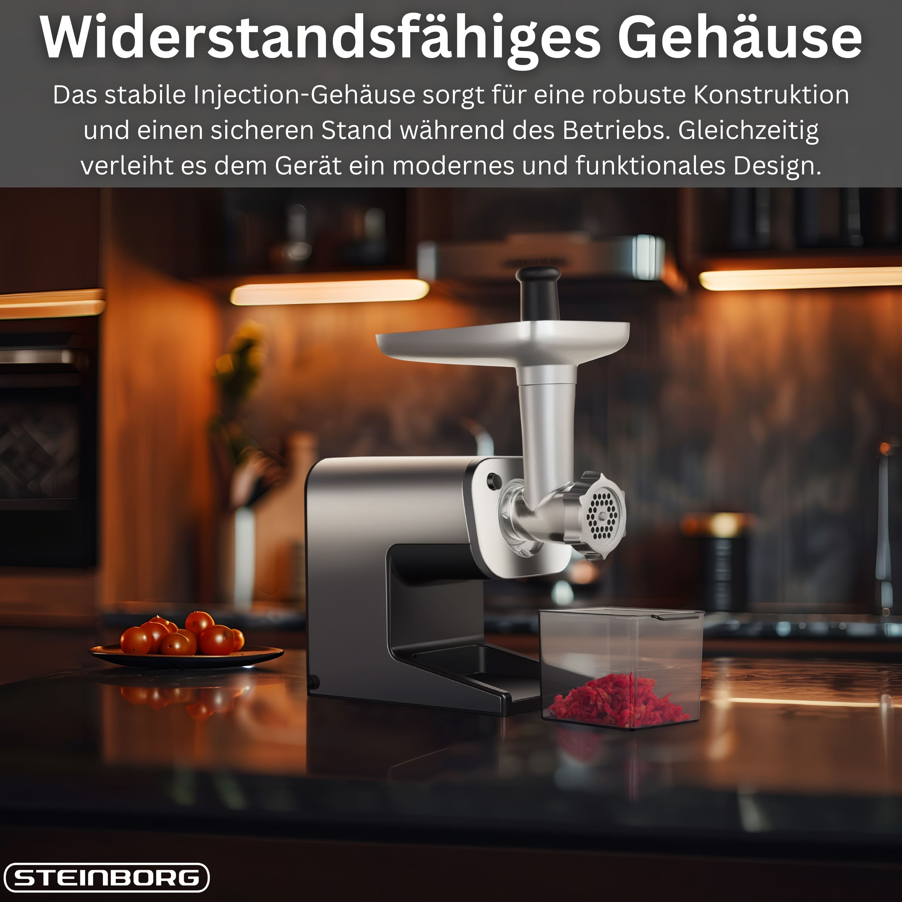 Ein silberner Fleischwolf steht auf einer dunklen Arbeitsplatte neben Tomaten.
