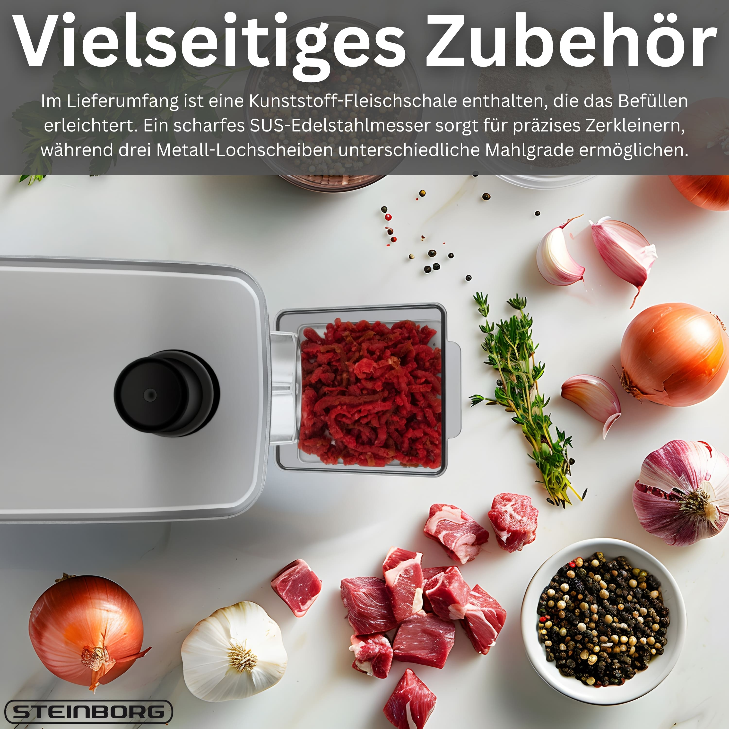 Fleischwolf-Zubehör mit rohem Fleisch, Zwiebeln, Knoblauch, Kräutern und Pfefferkörnern.