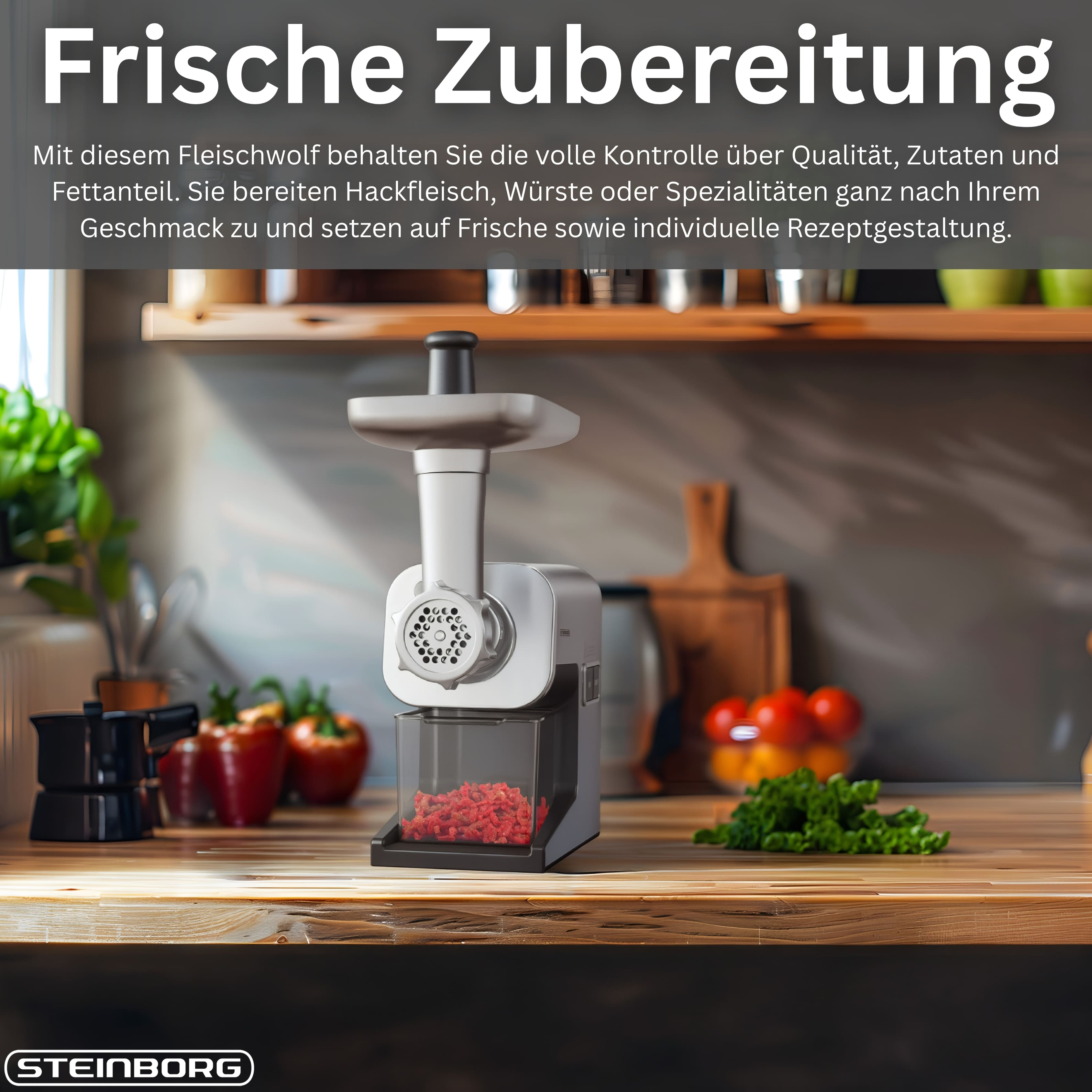 Ein Fleischwolf mahlt rotes Fleisch in einem Glasbehälter. Rote Paprika und Tomaten daneben.