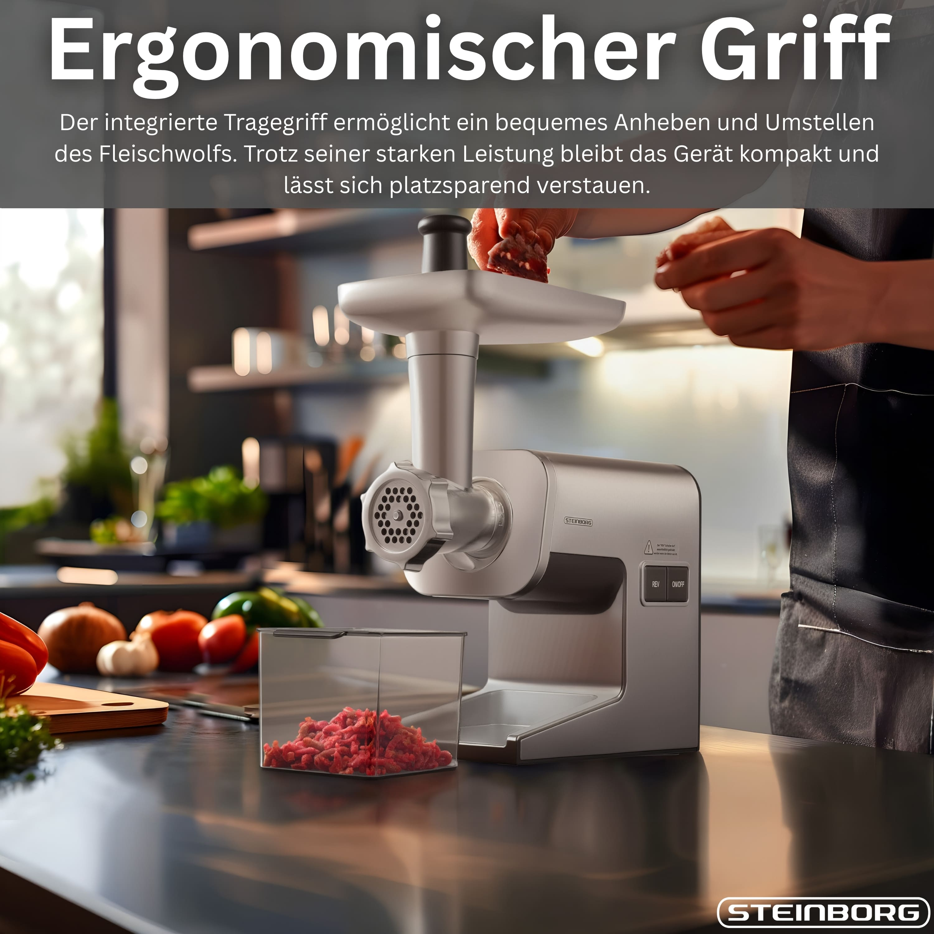Ein silberner Fleischwolf auf einer Arbeitsplatte mit gehacktem Fleisch.