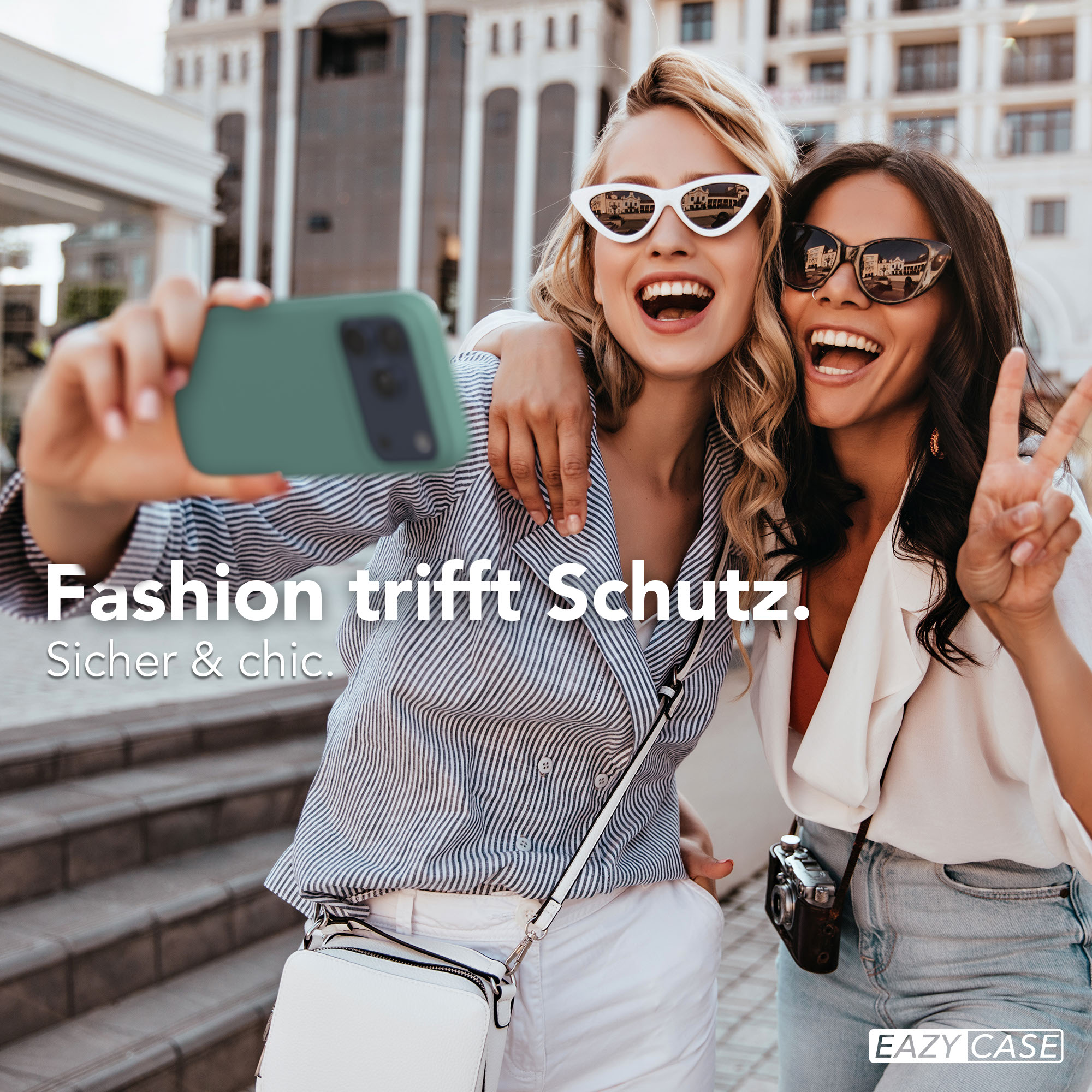 Zwei Frauen machen ein Selfie, eine hält ein grünes Handy, die andere macht Friedenszeichen.