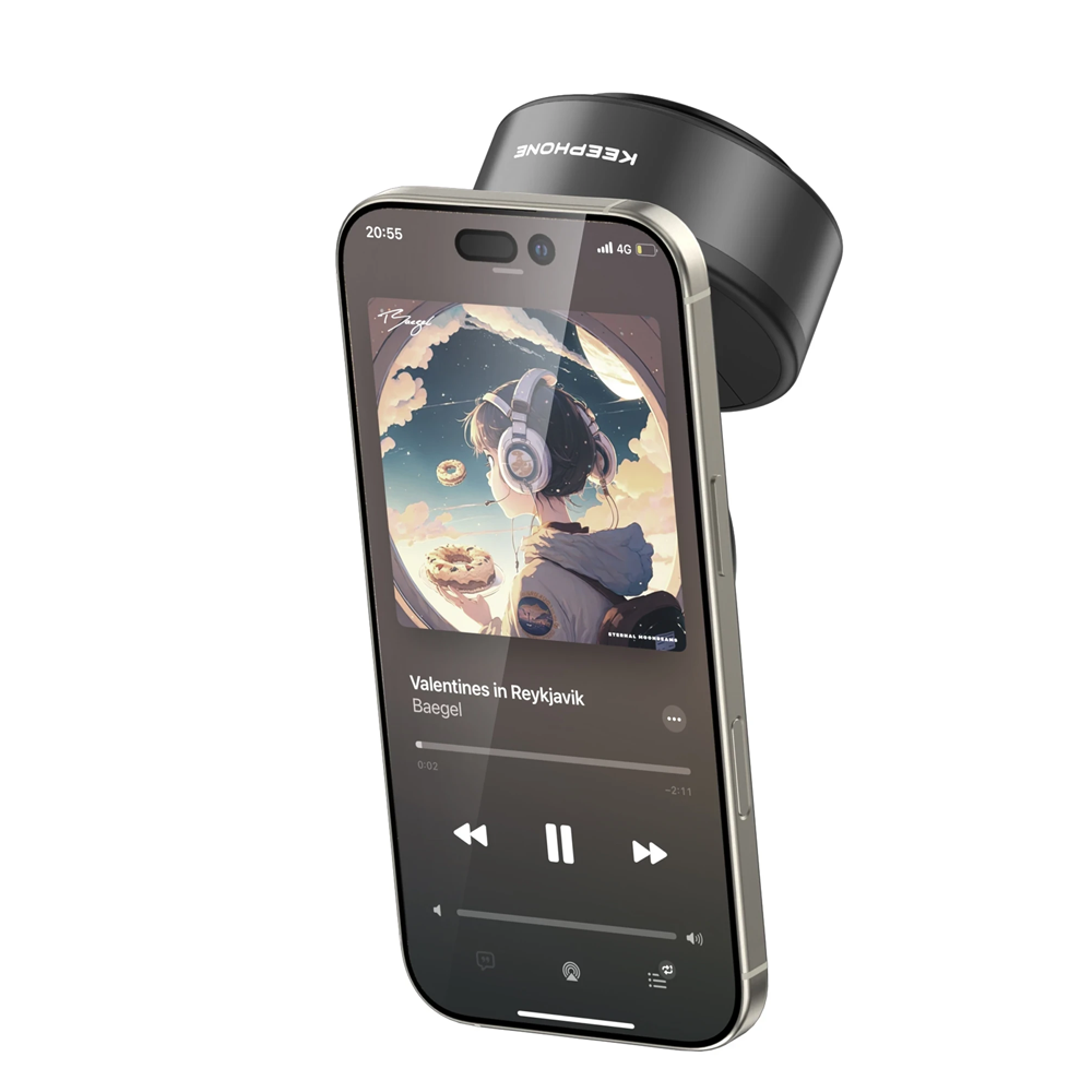 Müzik uygulamasındaki akıllı telefon, anime çizimi, kulaklık, donut gösteriyor. Üstte siyah aparat.