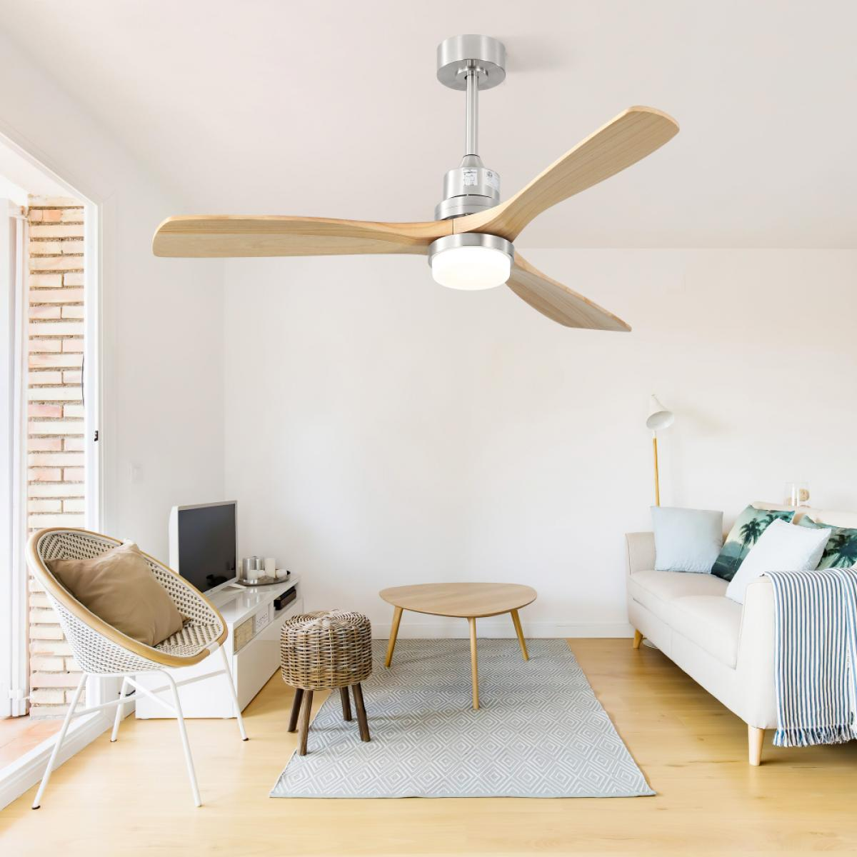 Deckenventilator mit Holzflügeln und Lampe über einem Wohnzimmer mit Sofa und Couchtisch.