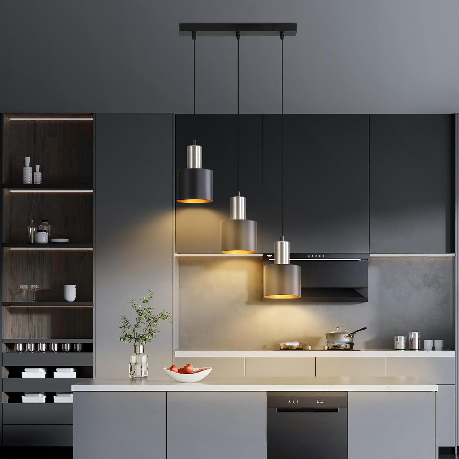 Cucina moderna con luci a sospensione, mobili scuri e mensola aperta.
