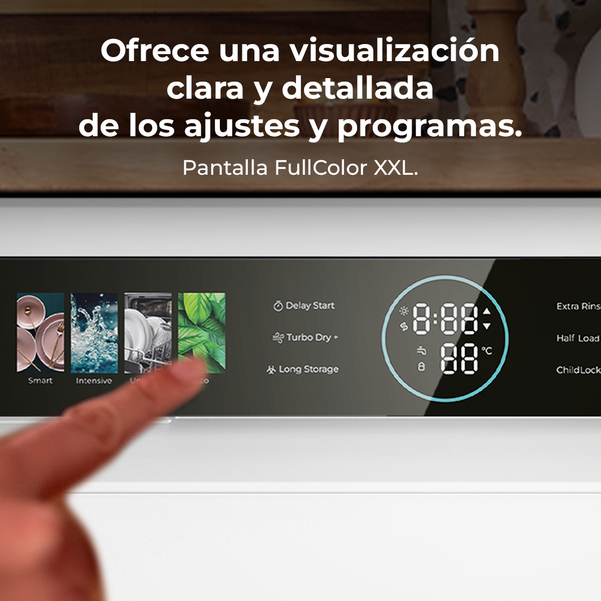 Un dito tocca un pannello di controllo con programmi e display digitale.
