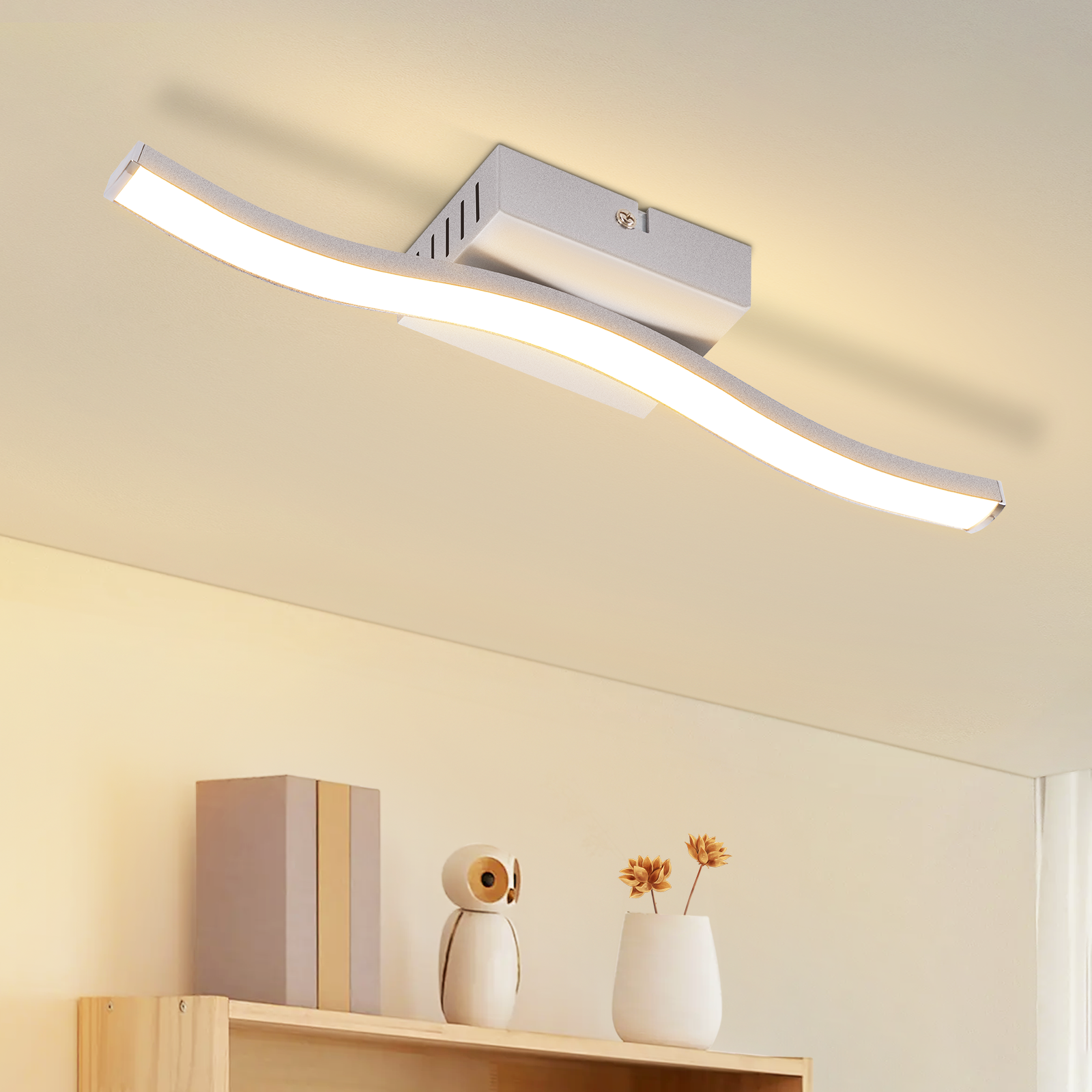 Una moderna lampada da soffitto con bracci curvi e illuminazione LED integrata.