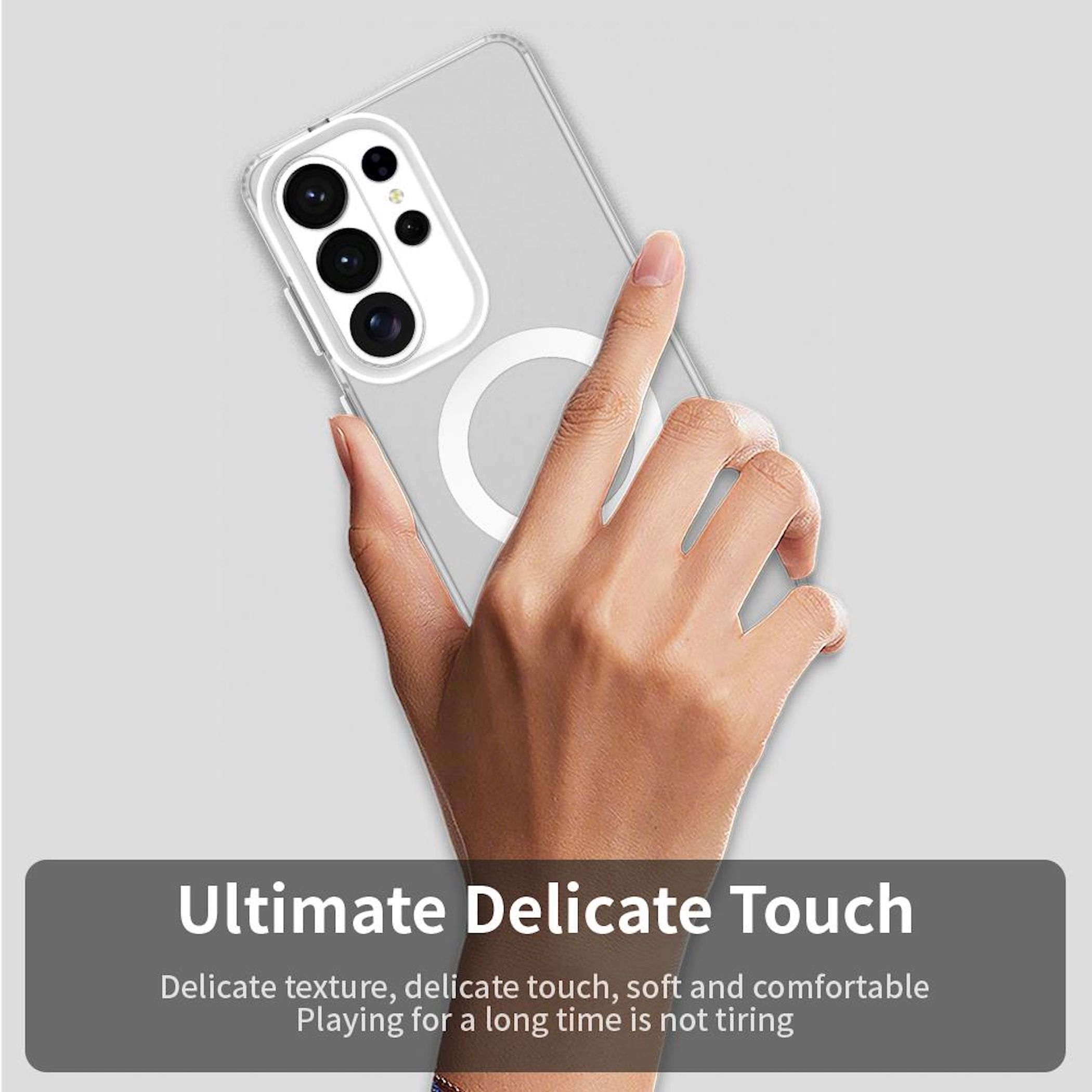 Hand hält ein transparentes Handycover mit Ring.