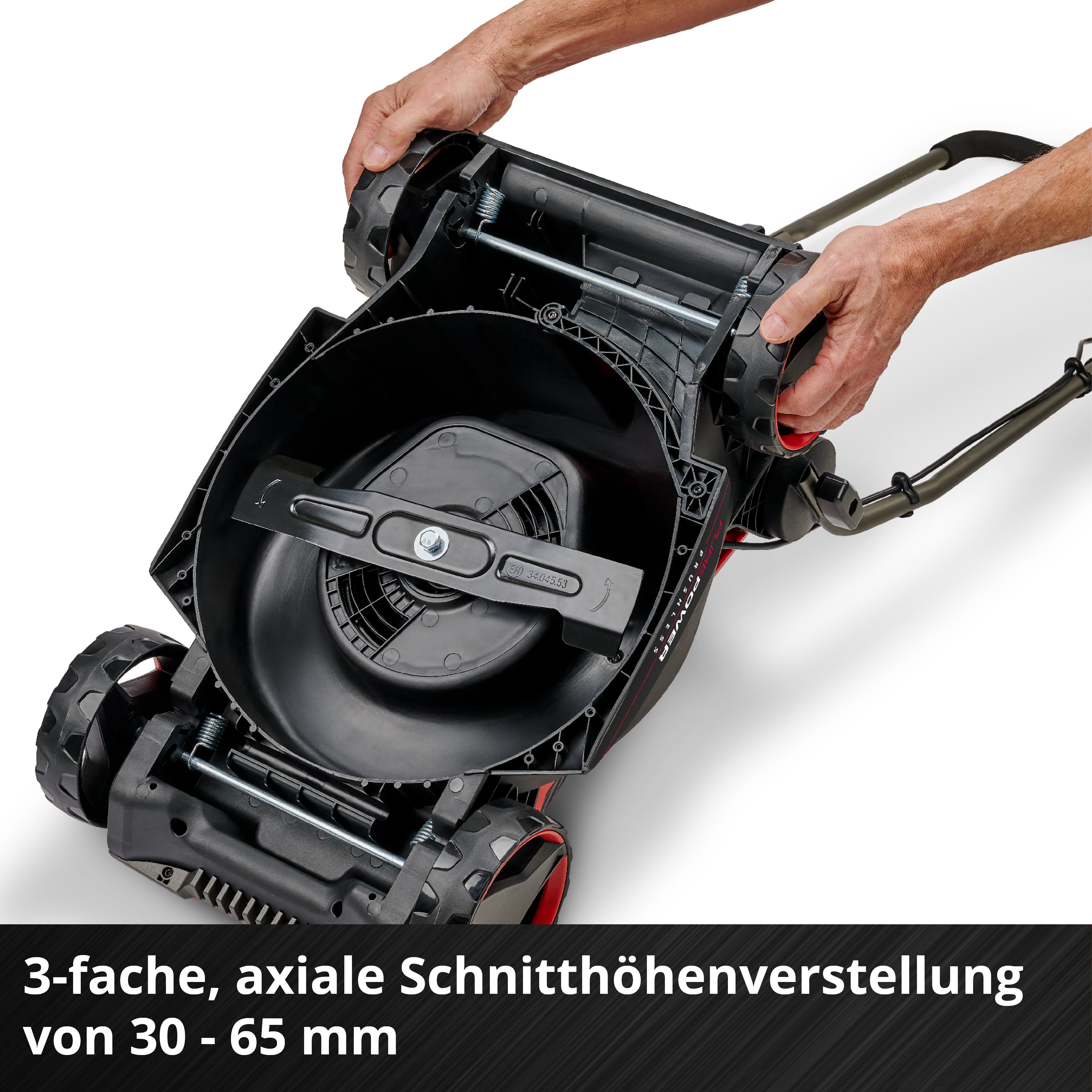 Hände verstellen Rasenmäher-Schnitthöhe. Schwarzes Gehäuse, Räder.