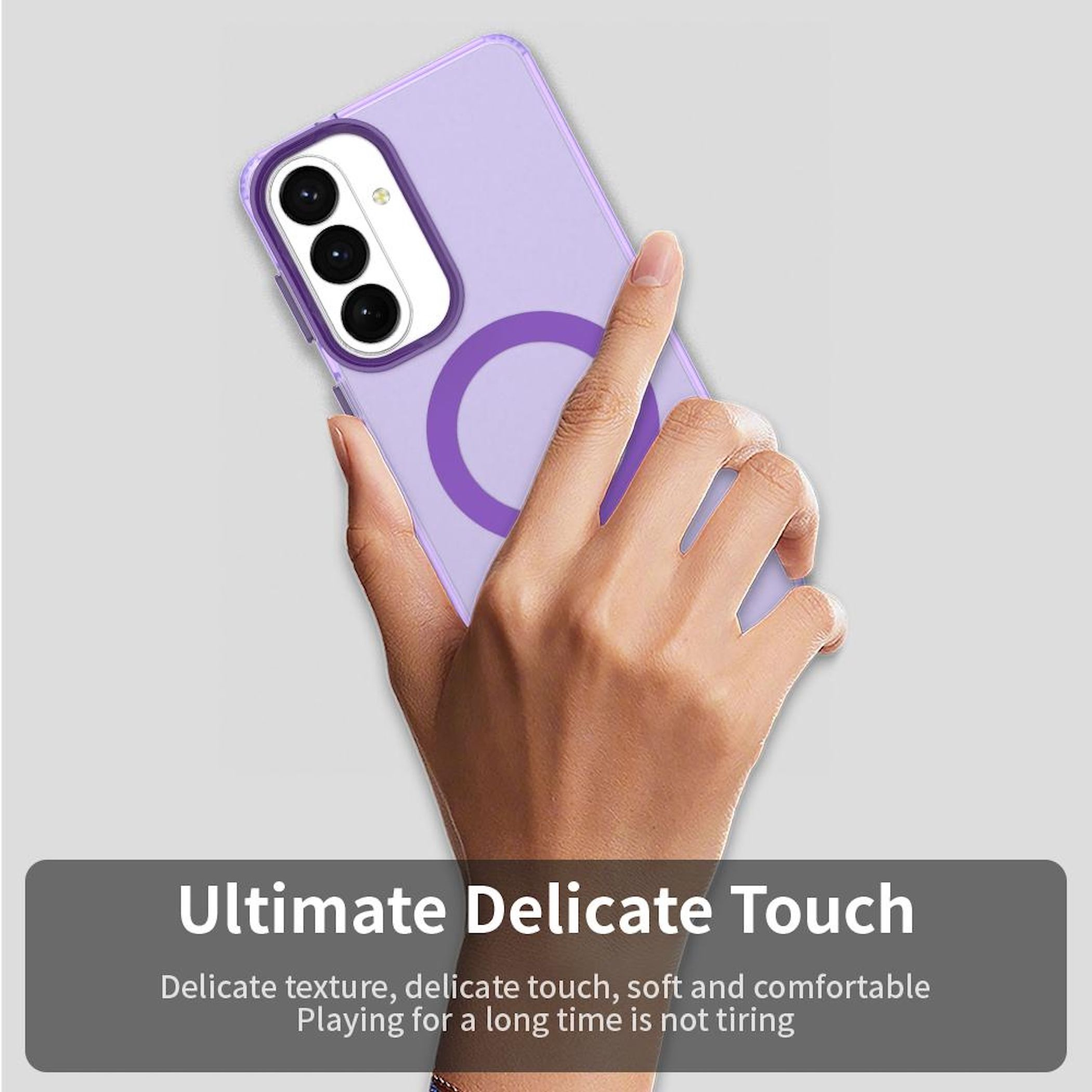 Mano sosteniendo un teléfono morado con tres cámaras y un círculo.