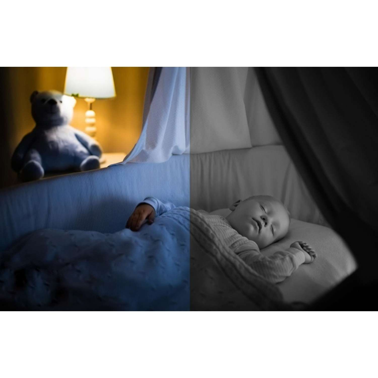 Ein Teddybär sitzt neben einem Baby, das in einem Kinderbett schläft.