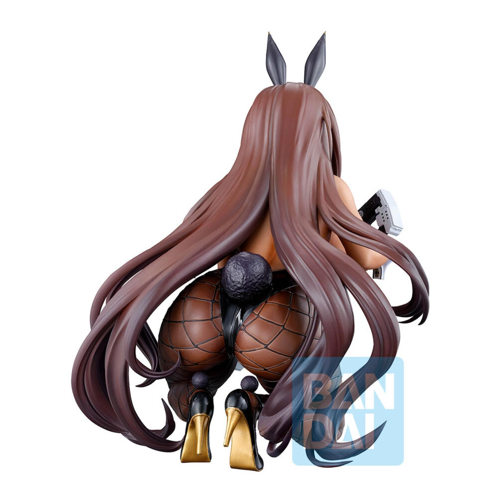 Anime-Figur mit langen braunen Haaren, Hasenohren, Netzstrumpfhosen und hohen Schuhen.
