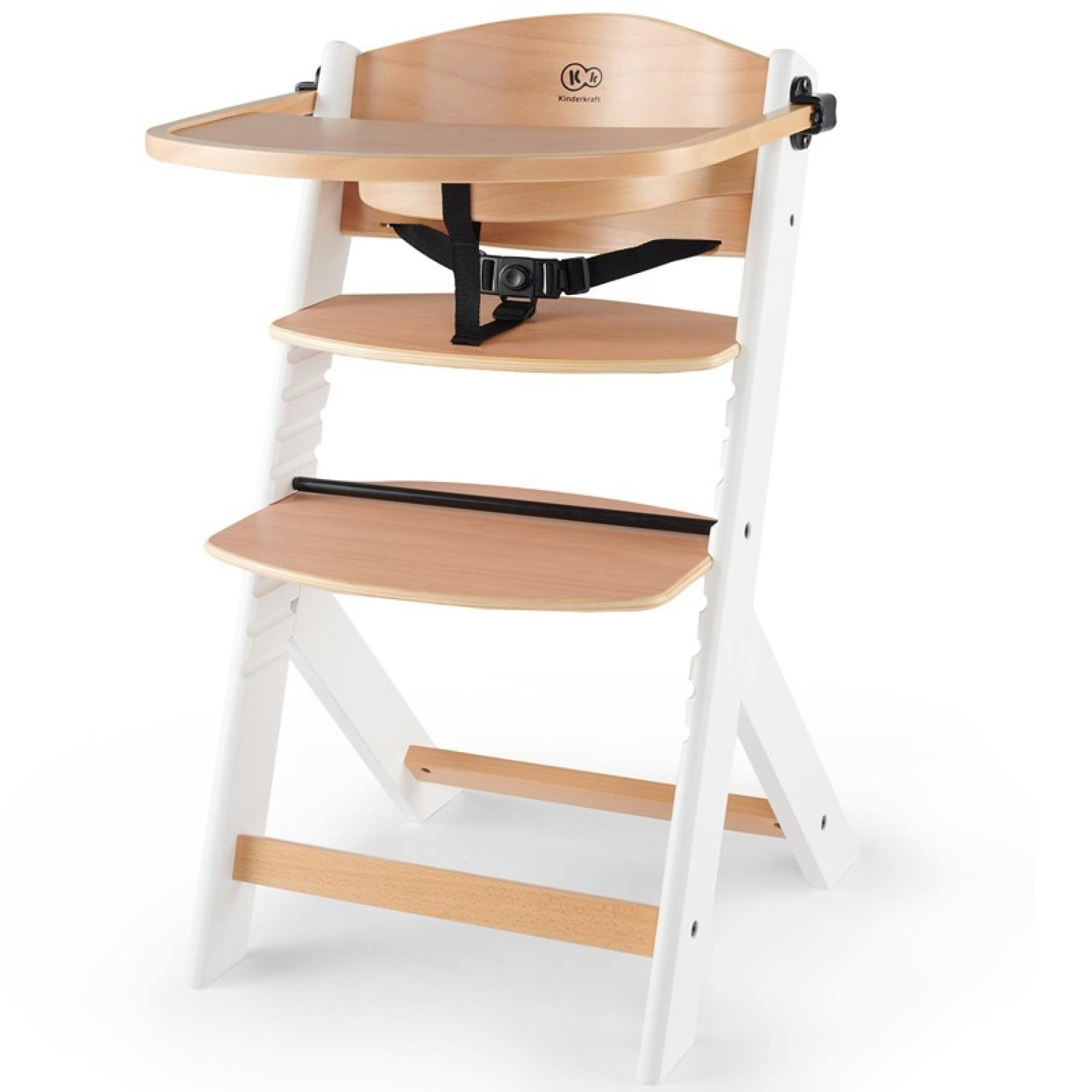 Ein weißer Hochstuhl aus Holz mit Tablett und Sicherheitsgurt.
