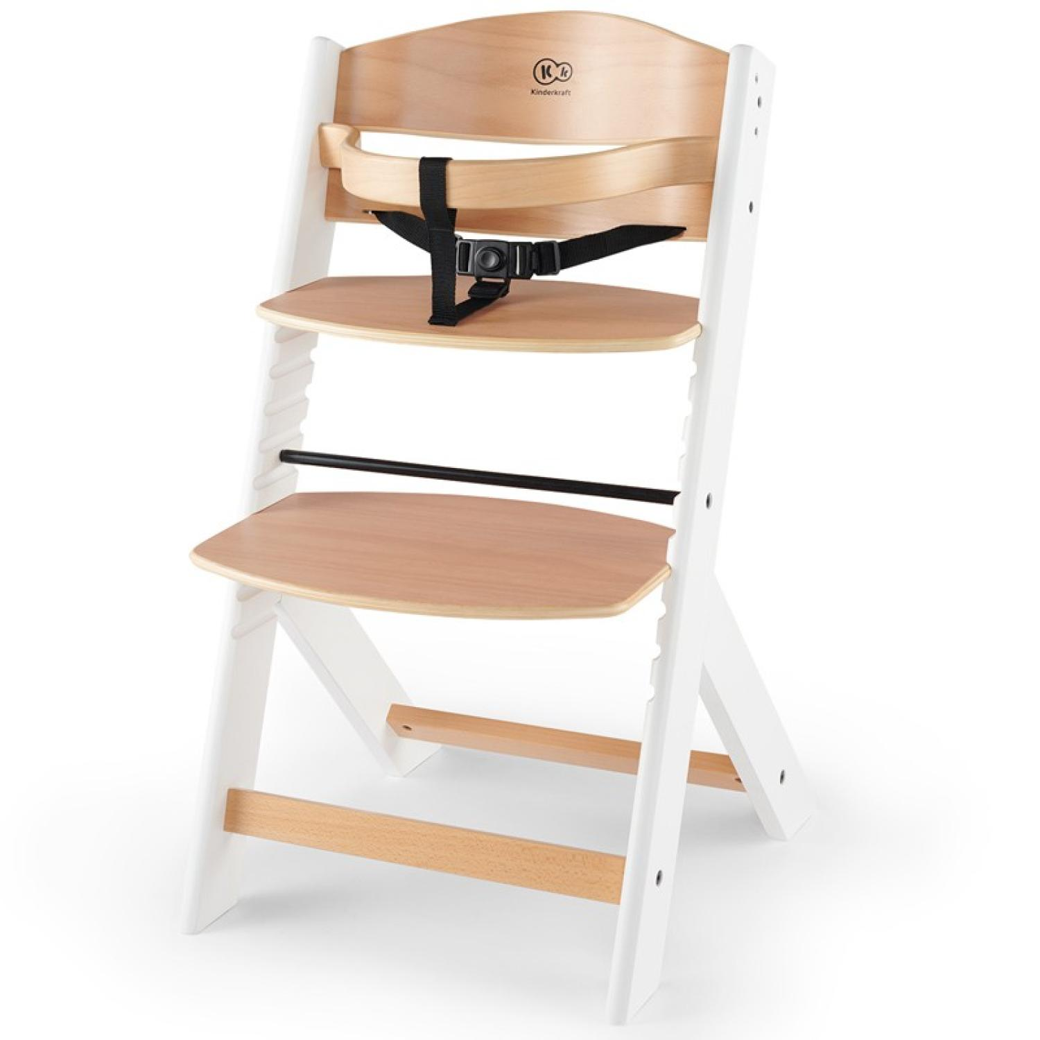 Ein weißer Kinderhochstuhl aus Holz mit Sicherheitsgurt und verstellbaren Sitzen.
