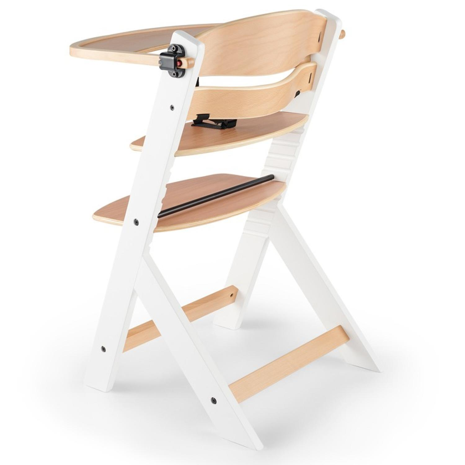 Ein weißer Hochstuhl aus Holz mit abnehmbarem Tablett.