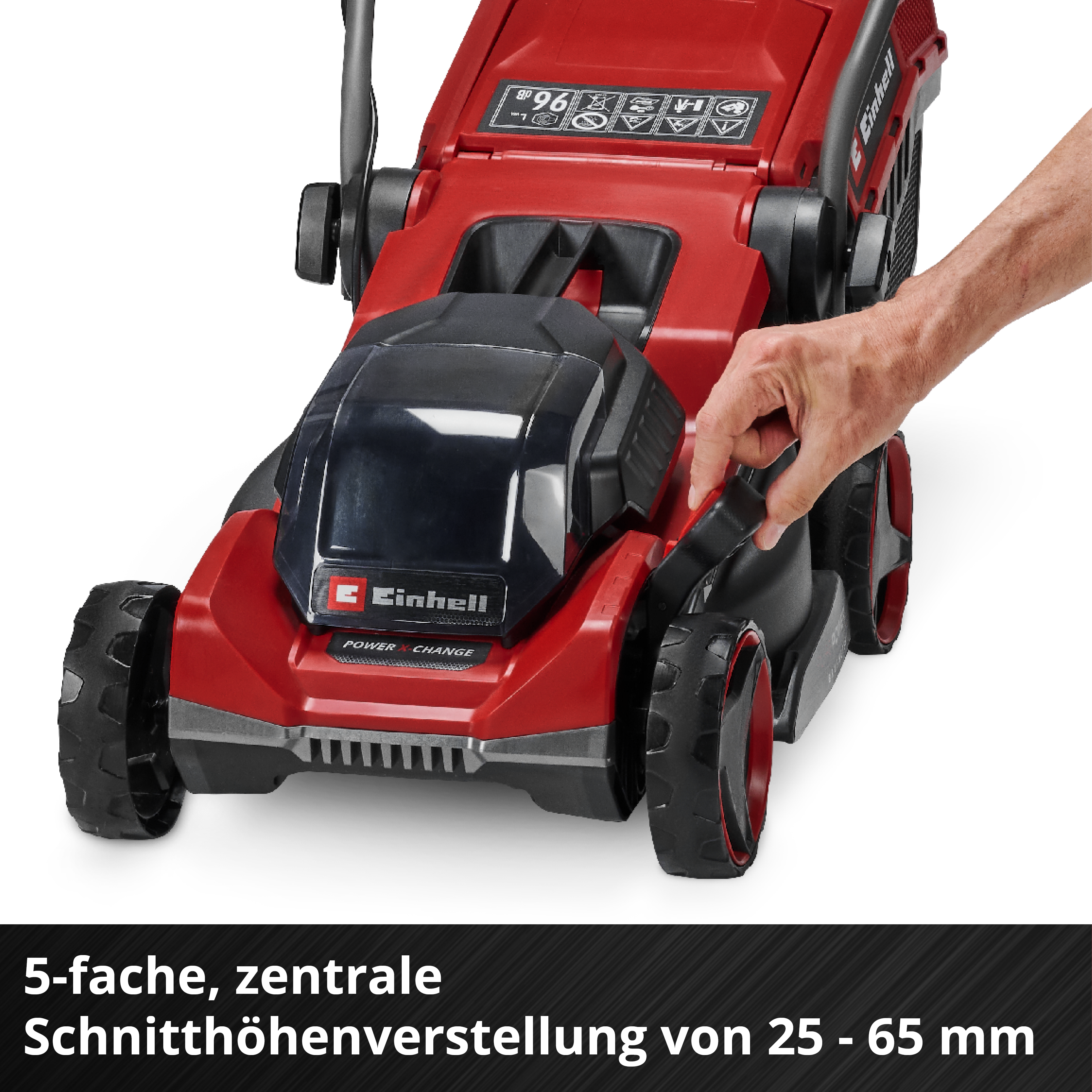 Ein roter Einhell Rasenmäher mit schwarzem Griff und Rädern. Eine Hand verstellt die Schnitthöhe.